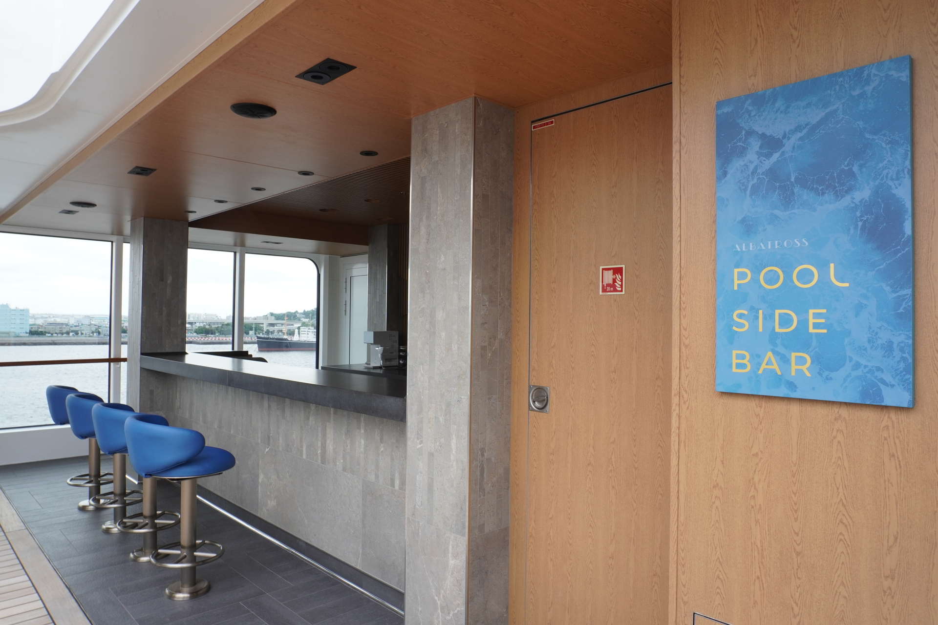 オープンエアが心地よいプールサイドバー