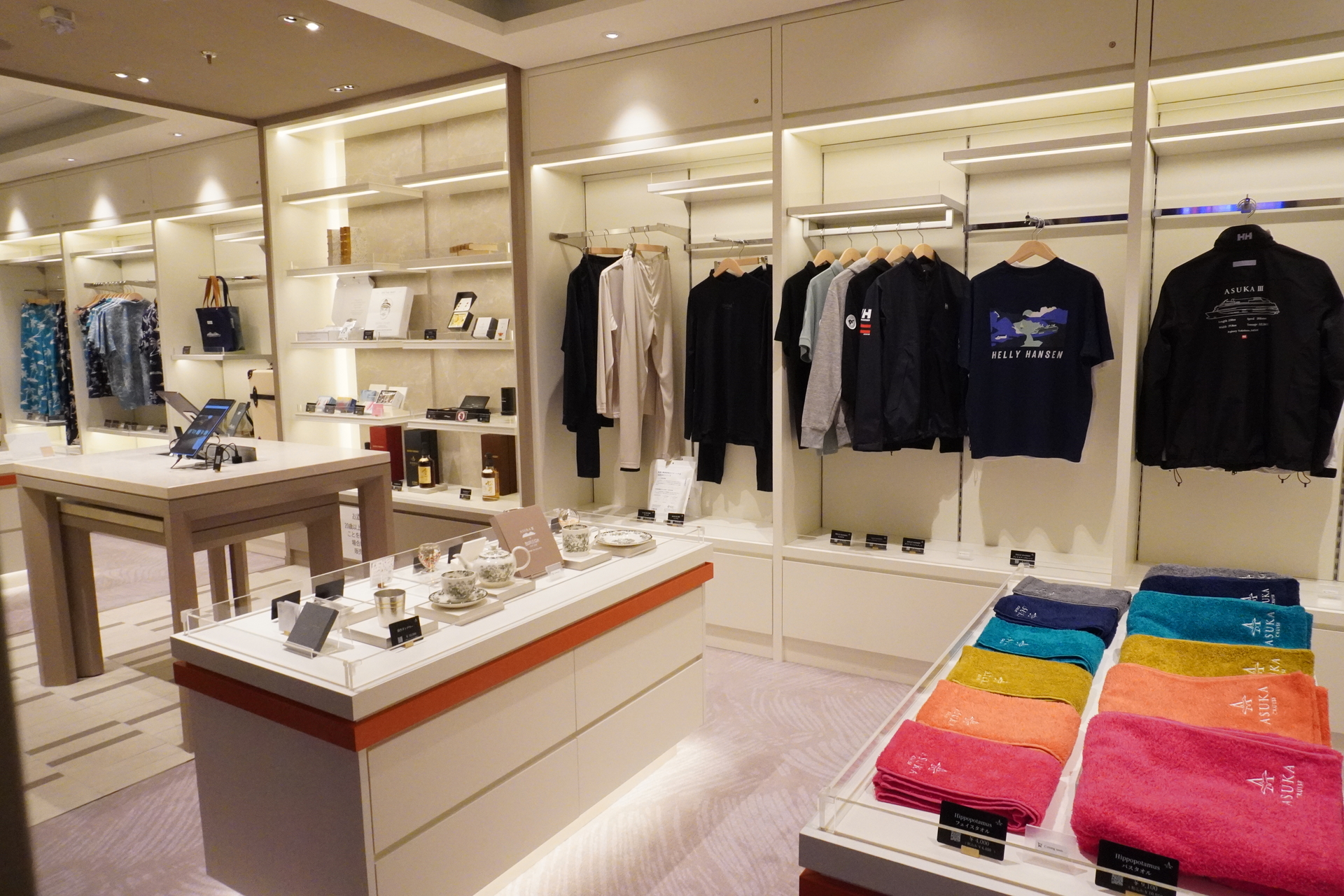 飛鳥クルーズオリジナルグッズを取り扱うショップ。商品の注文・受け取りはオンラインのみとしている