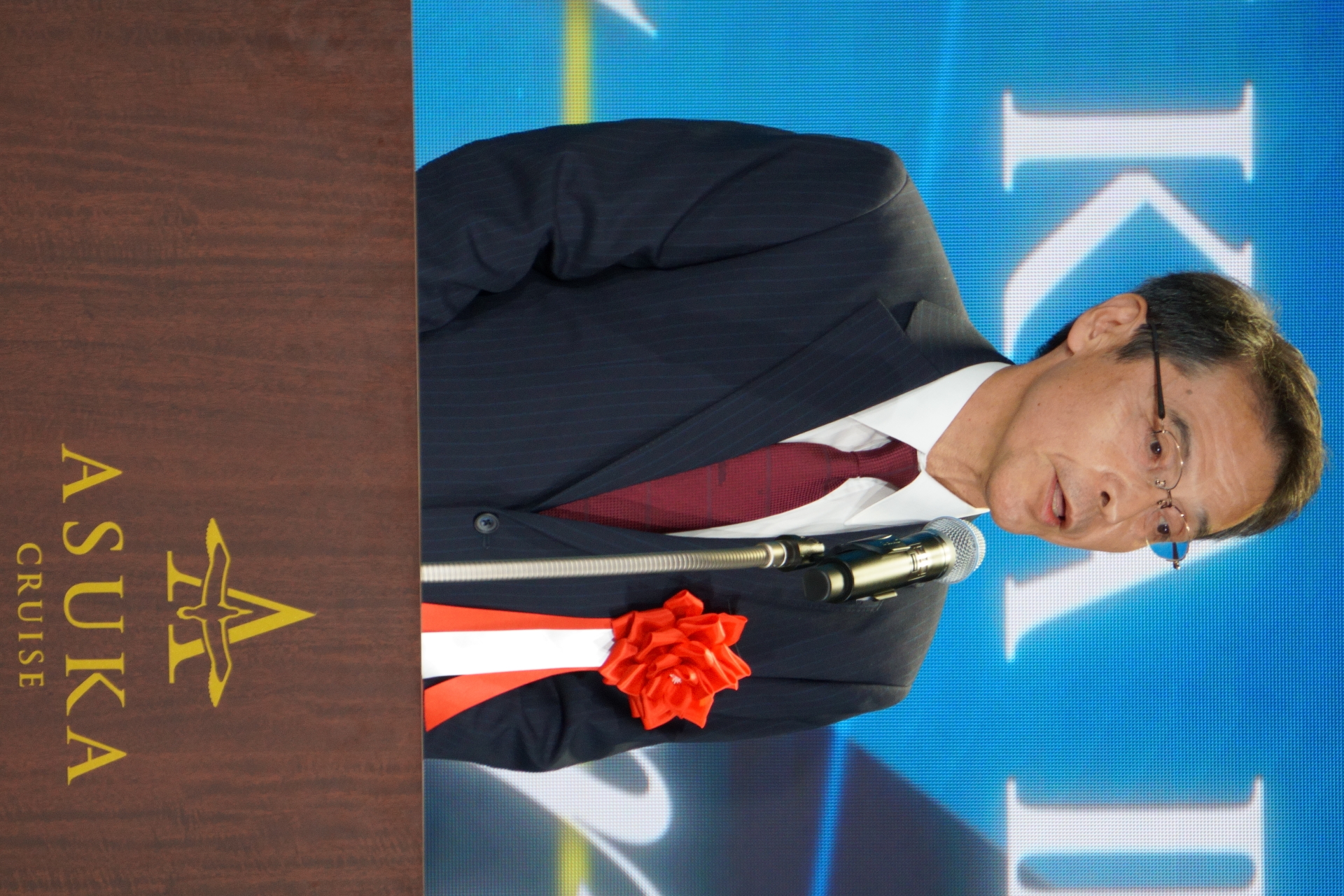 命名式には郵船クルーズ株式会社 代表取締役社長 西島裕司氏らが出席した