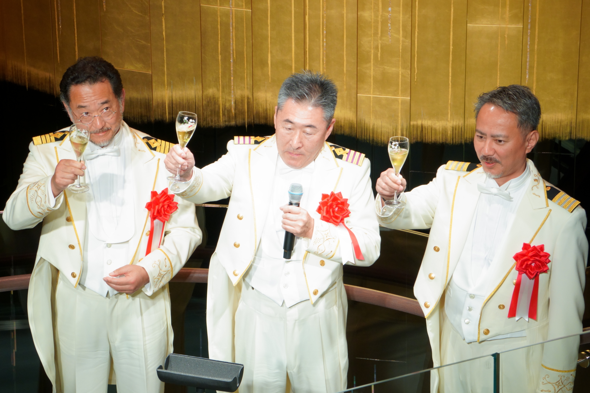 見学会・命名式のほか、アスカプラザで「キャプテンズパーティー」を開催した。左が飛鳥III キャプテン 小久江尚氏