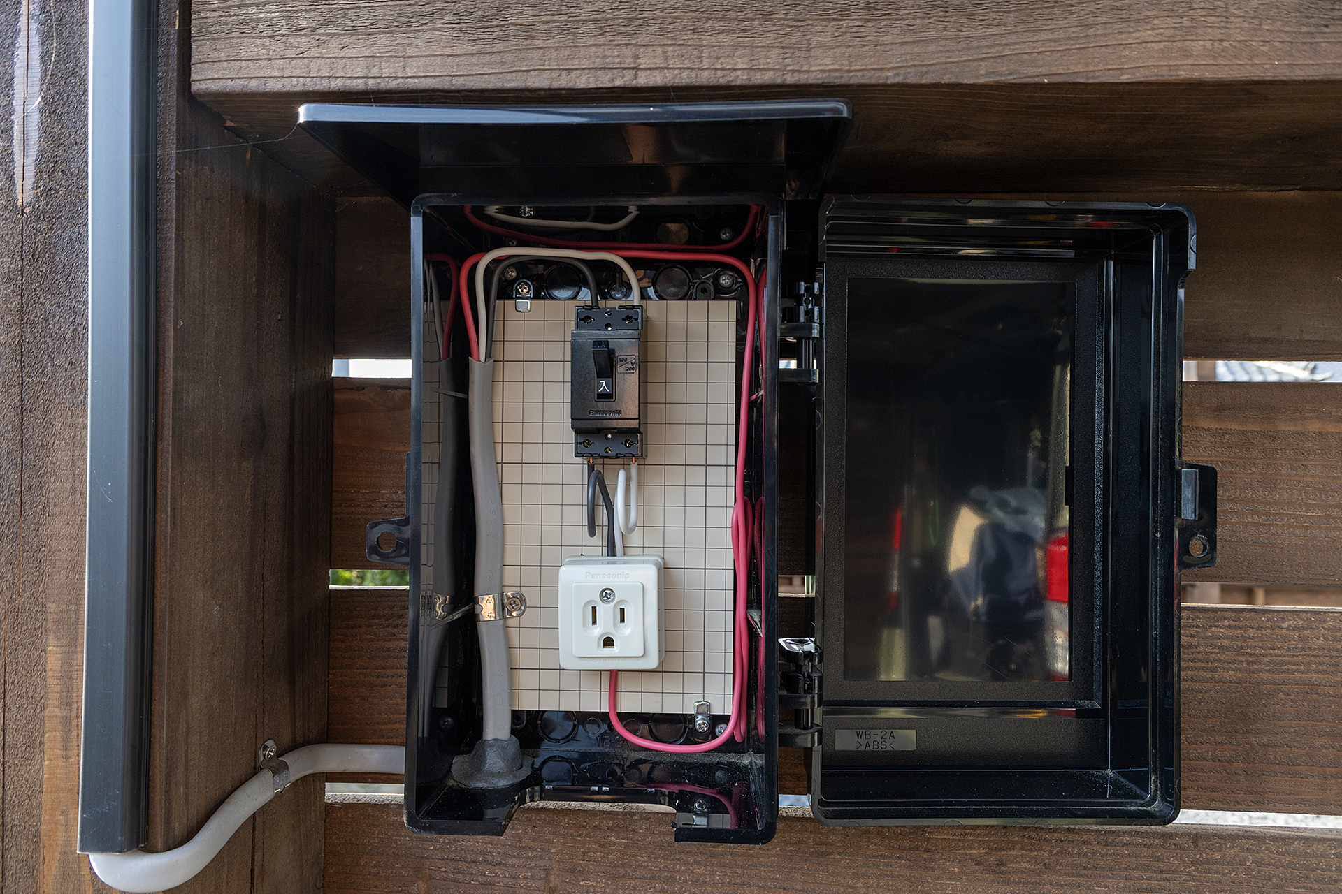 屋根付きサイトはすべて電源を用意している。電源の使用料金は1320円で、連泊の場合は2日目以降880円