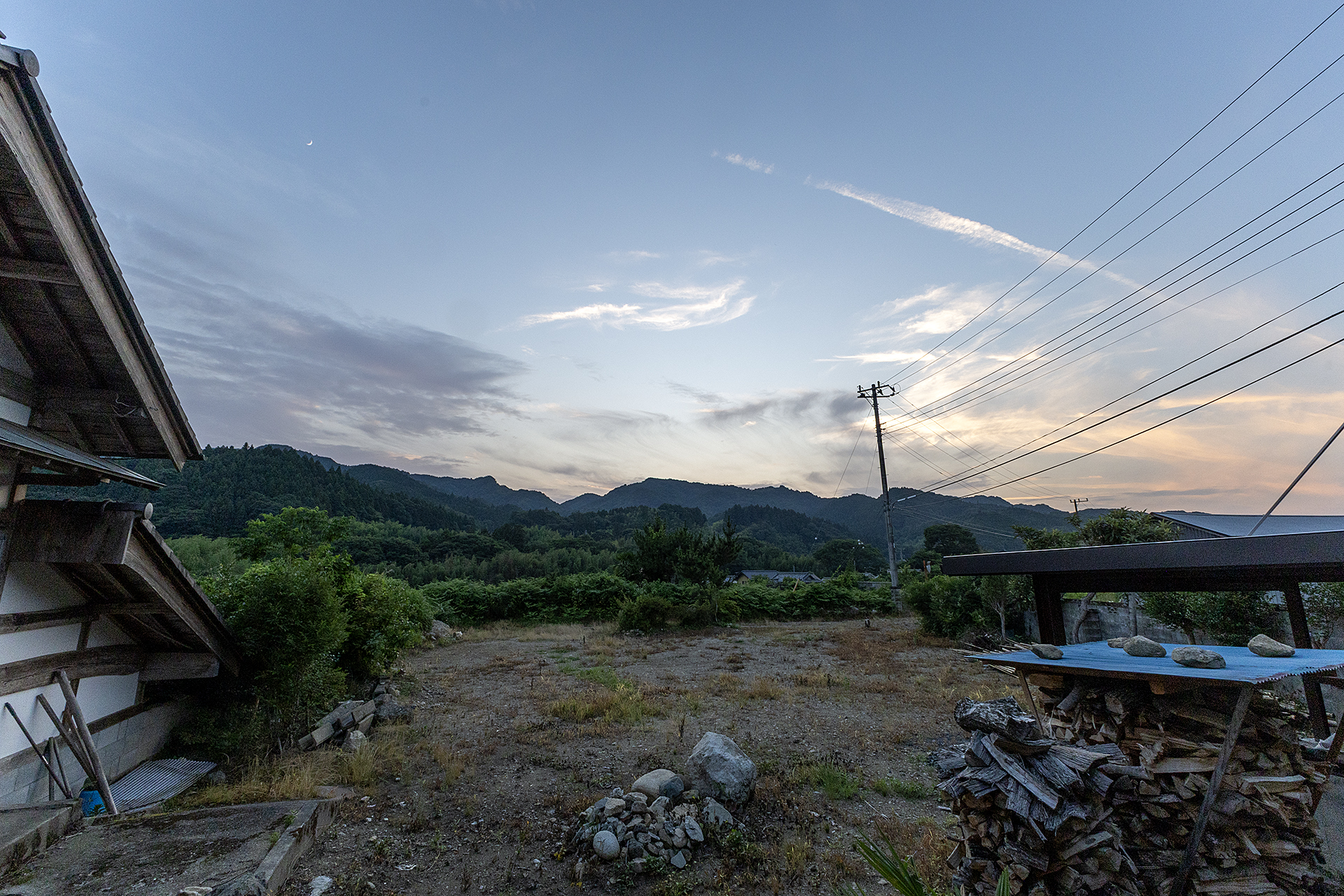 2番サイトの後方からの眺め。サイトの後ろには建物がないので景色はいいが、西向きのため夕方はサイト内に西日が入る。夏の時期は日よけになるタープなどが欲しいと感じた。パラコードと合わせて、屋根の骨組からすだれのように吊るすといいかも