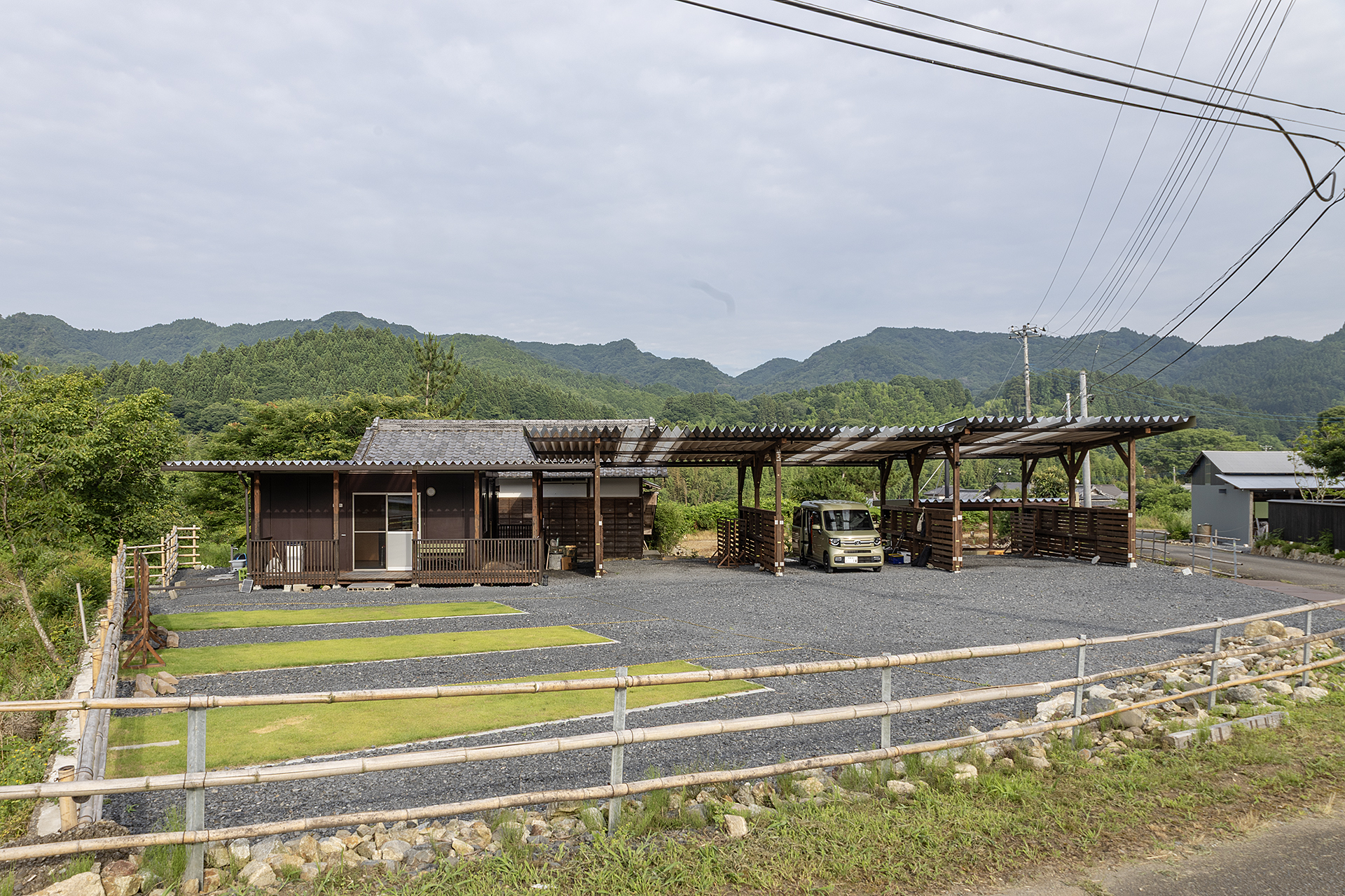 炊事棟の正面なのでトイレやシャワーの利用には便利な場所。ただ、芝生エリアは前の道路に面しているので、通行人があるときはけっこう距離が近くなる。ここにもついたてを用意しているので、気になる人はそれを使用する