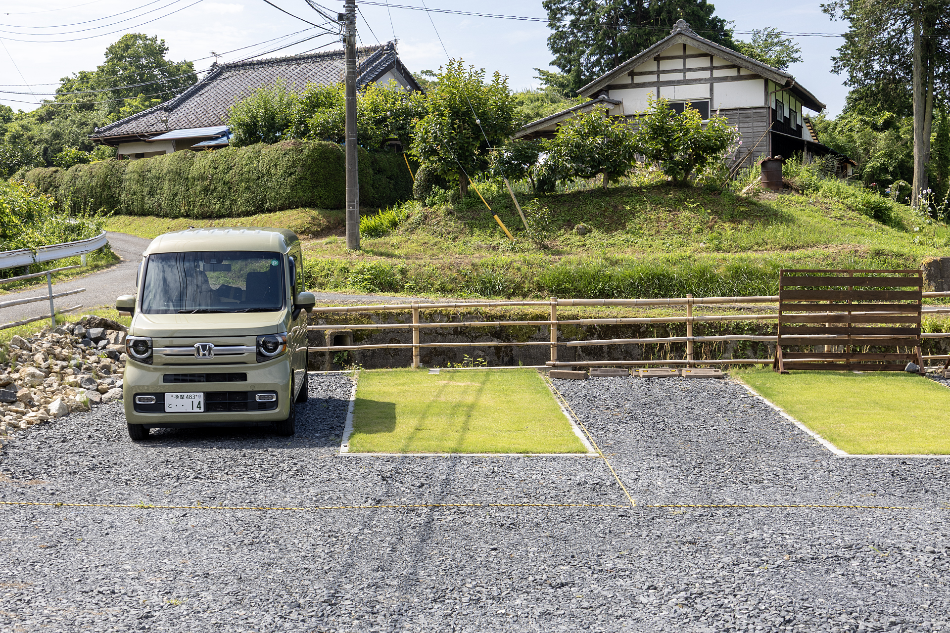 4番サイトで道路側に停めてみた。N-VANを停めているすぐ横の芝生と、その隣の砂利のスペースが4番で利用できる