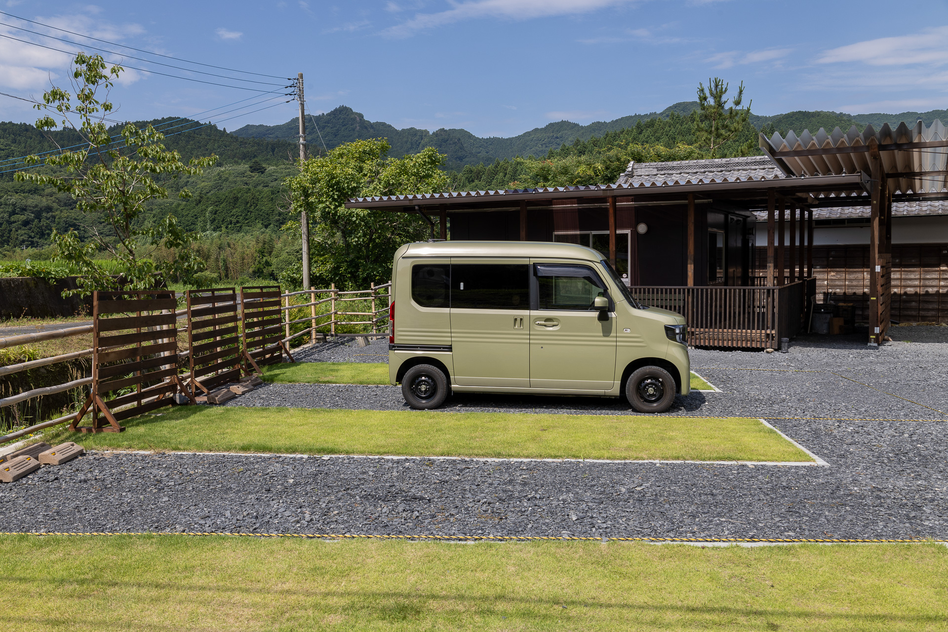 奥行きは約6m。大型のキャンピングカーでは前後の余裕が少ないかもしれないが、横が広く使えるので窮屈さを感じないはずだ