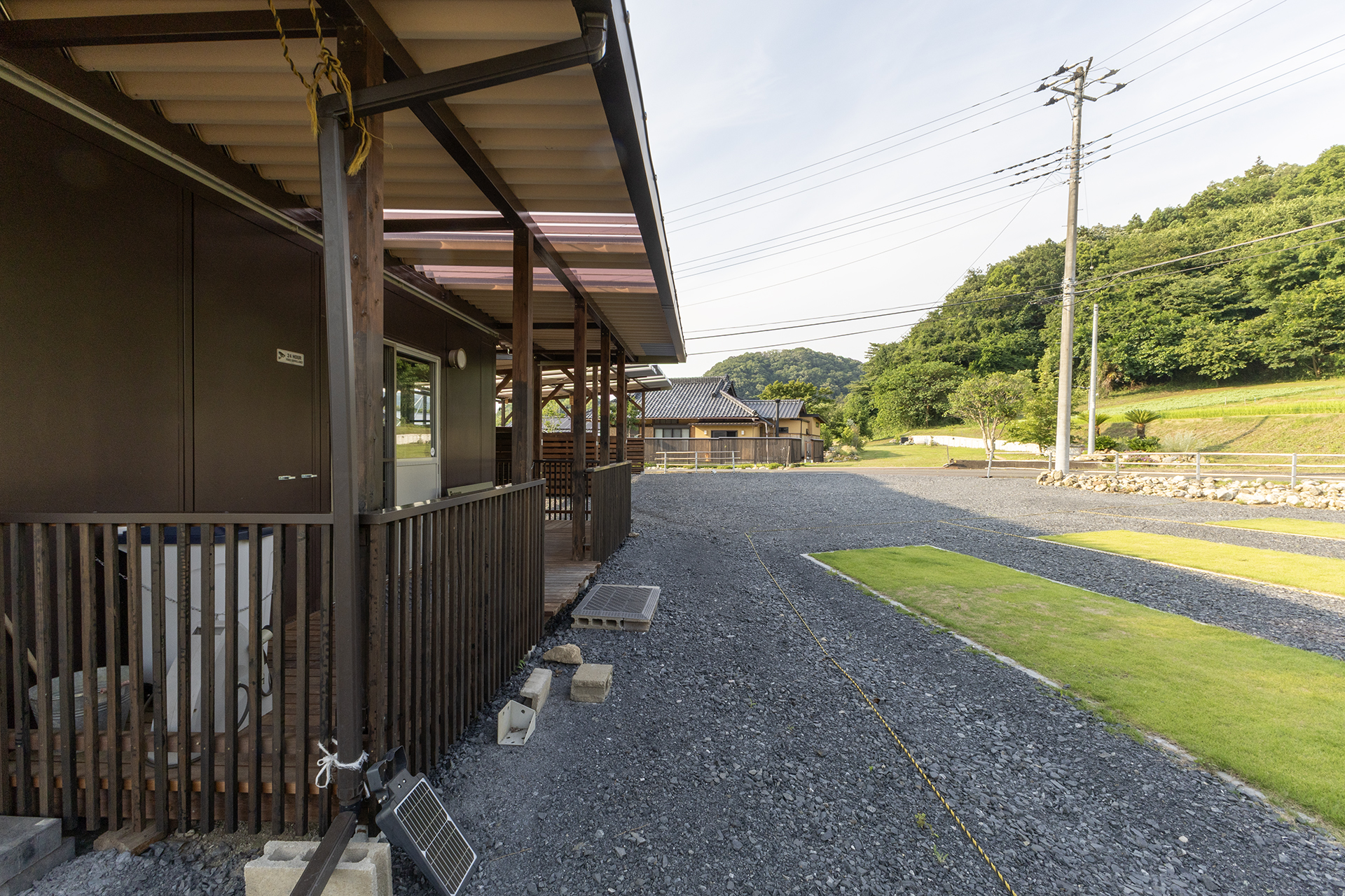 RVパークの解説文には「古民家横庭サイトだとトイレまで距離がある」と書かれているが実際はこんなもの。共用トイレが基本のアウトドア施設に慣れている方であれば、気にならない距離感だと思う