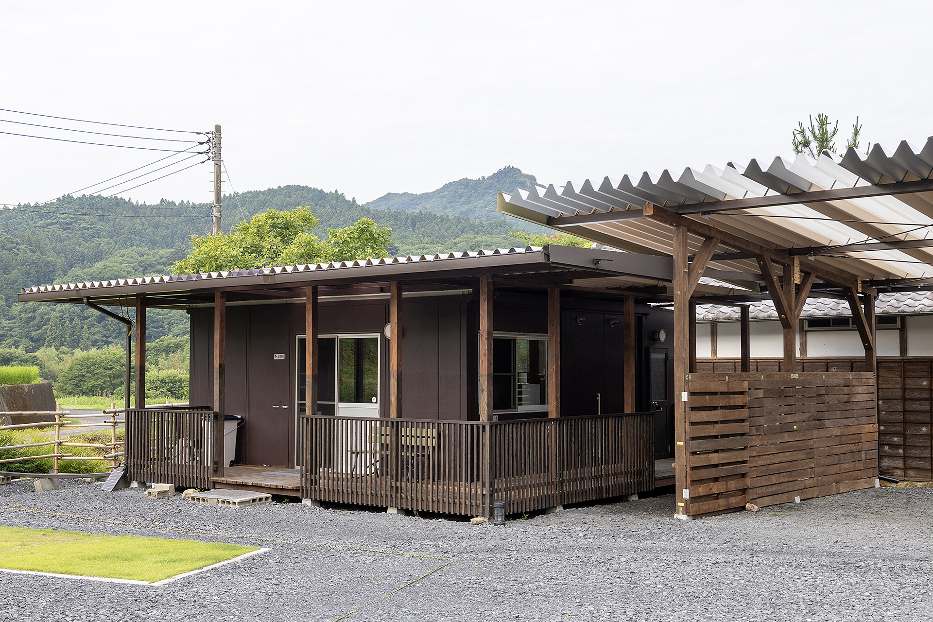 炊事棟。オーナーの体験から女性が利用しやすいことを意識して作ってある