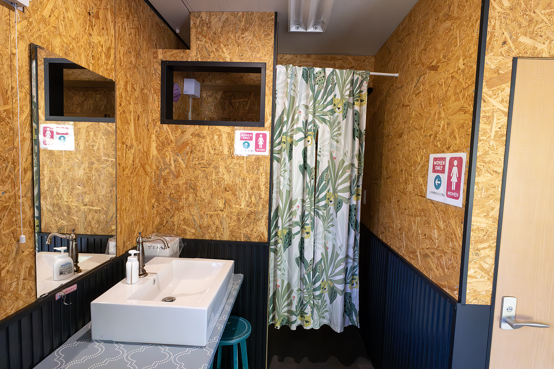 女性用トイレは炊事棟内にある。手前には大きめの鏡や洗面台、コンセントがある。椅子もあるので化粧などここでできる