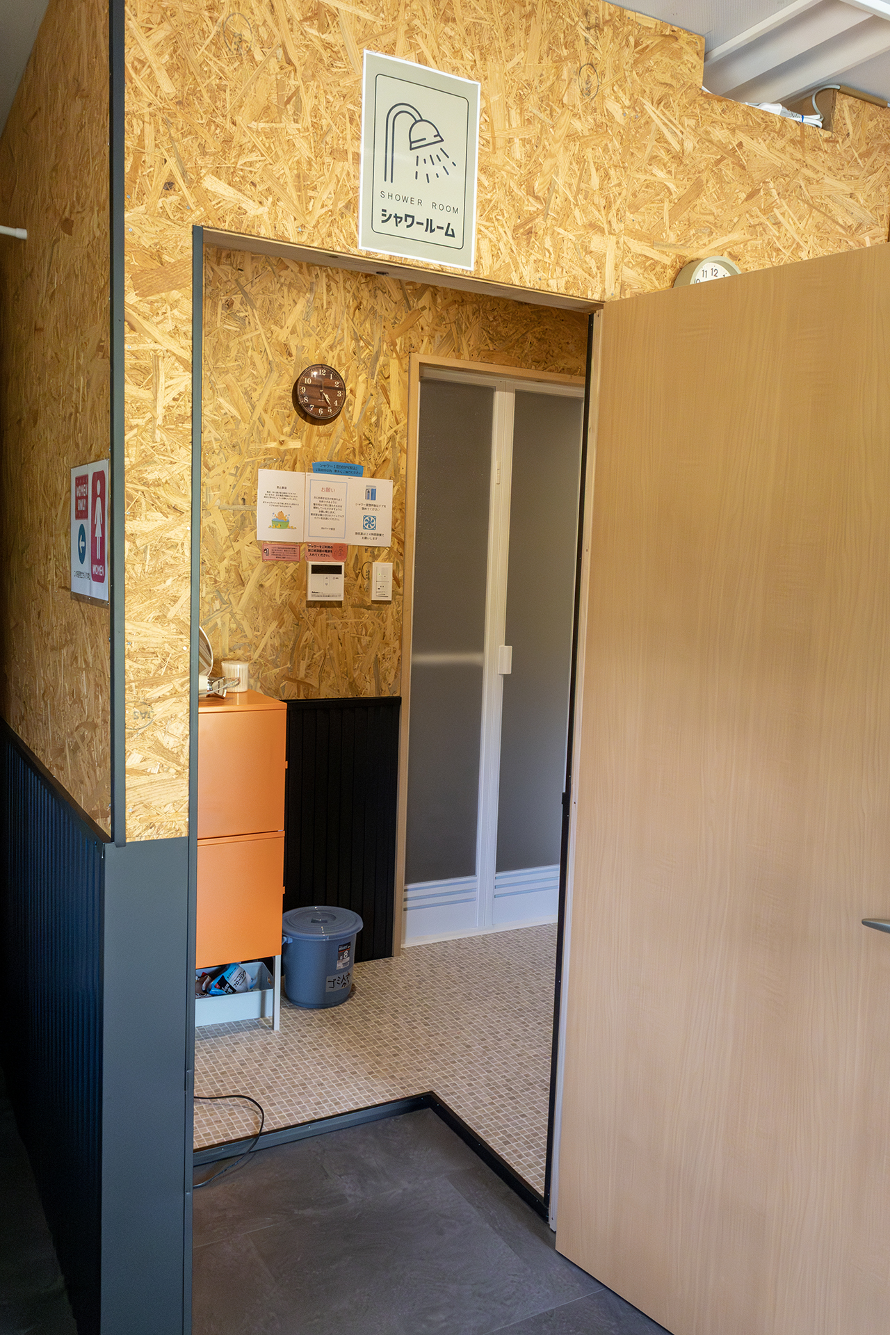 シャワールームの使用は1回300円。現地の料金箱に支払う。脱衣所スペース、シャワールームともに広い