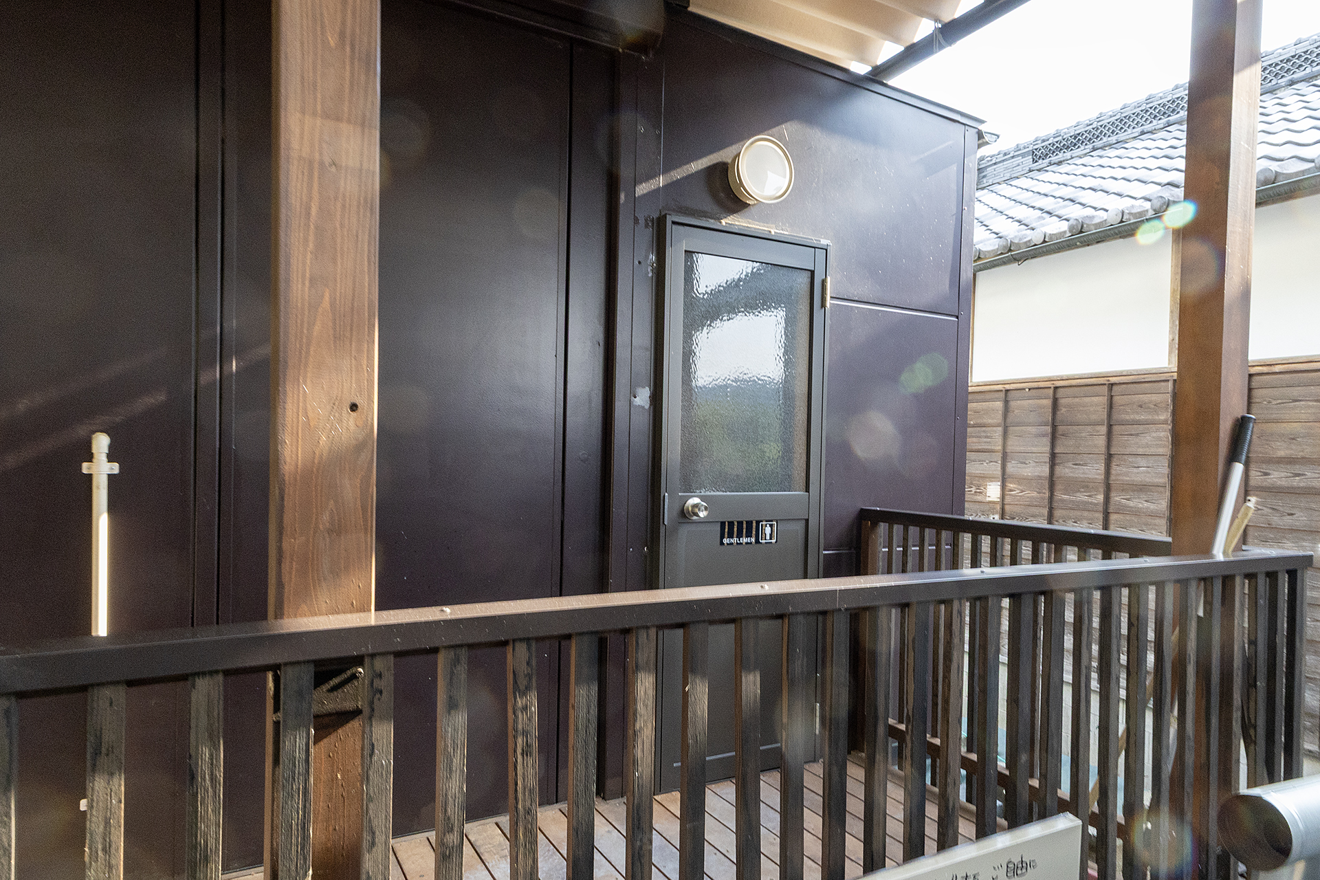 男性トイレは外のデッキから入る