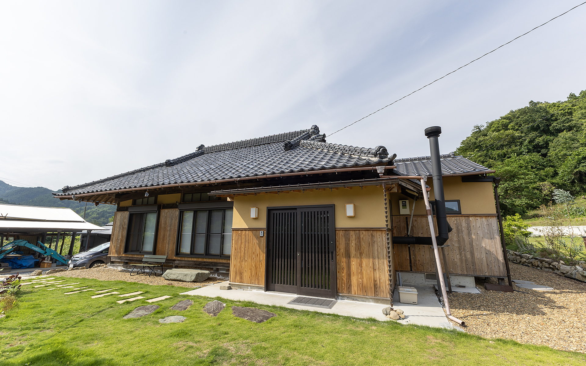 リフォーム中の古民家。雰囲気もいいし庭も広い。田舎暮らしを体験するにはぴったりの宿泊施設になるだろう