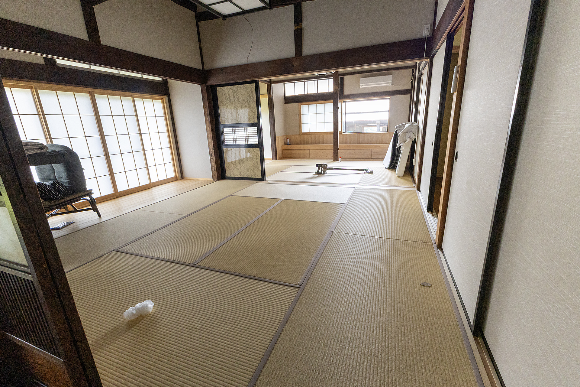 土間の横にはこのような和室がある。ほかにもリビング的に使える板張りの部屋もある。寝具などは用意している