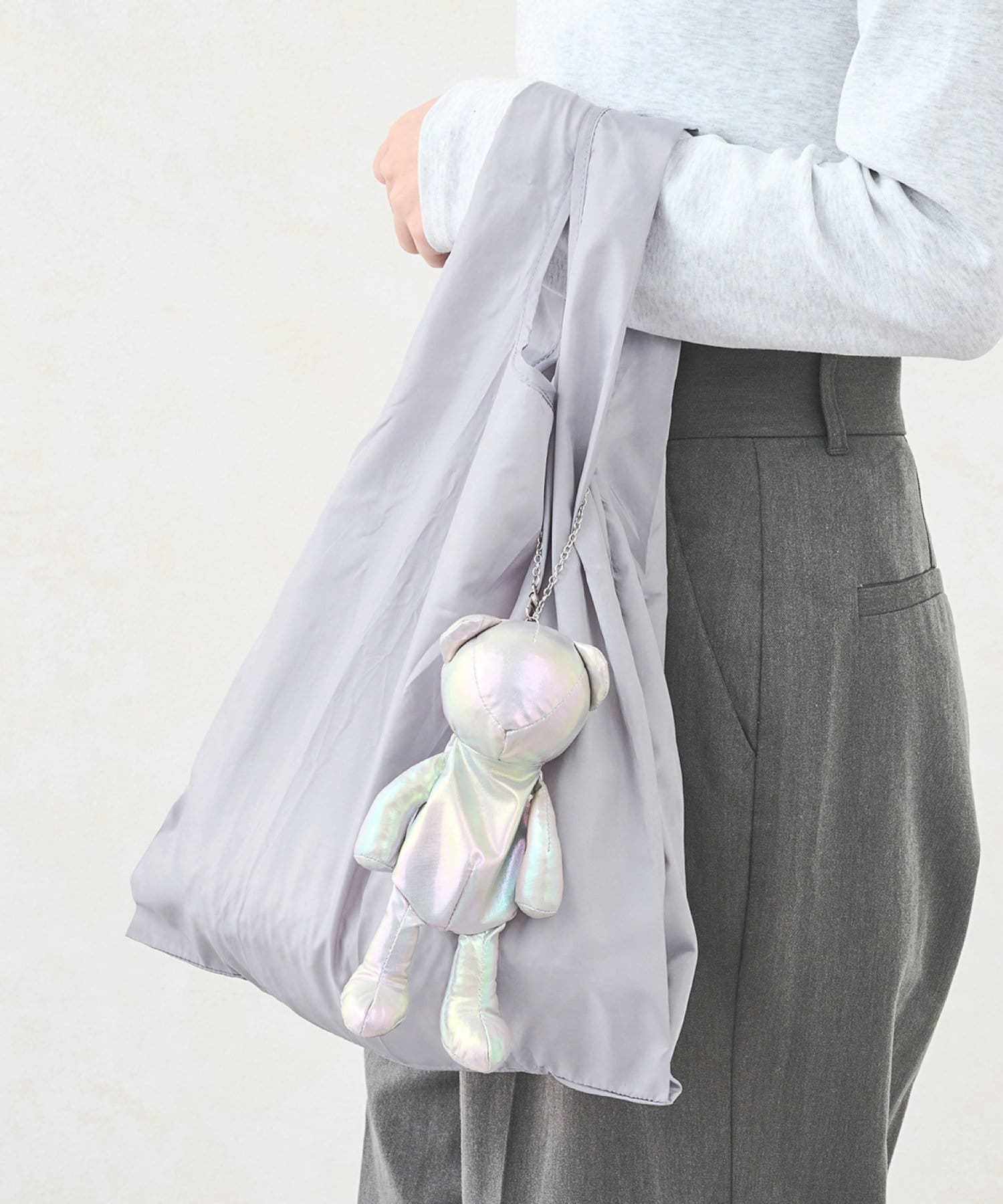 「くまチャーム付きエコバッグ」（1100円）、アイボリー/シルバー