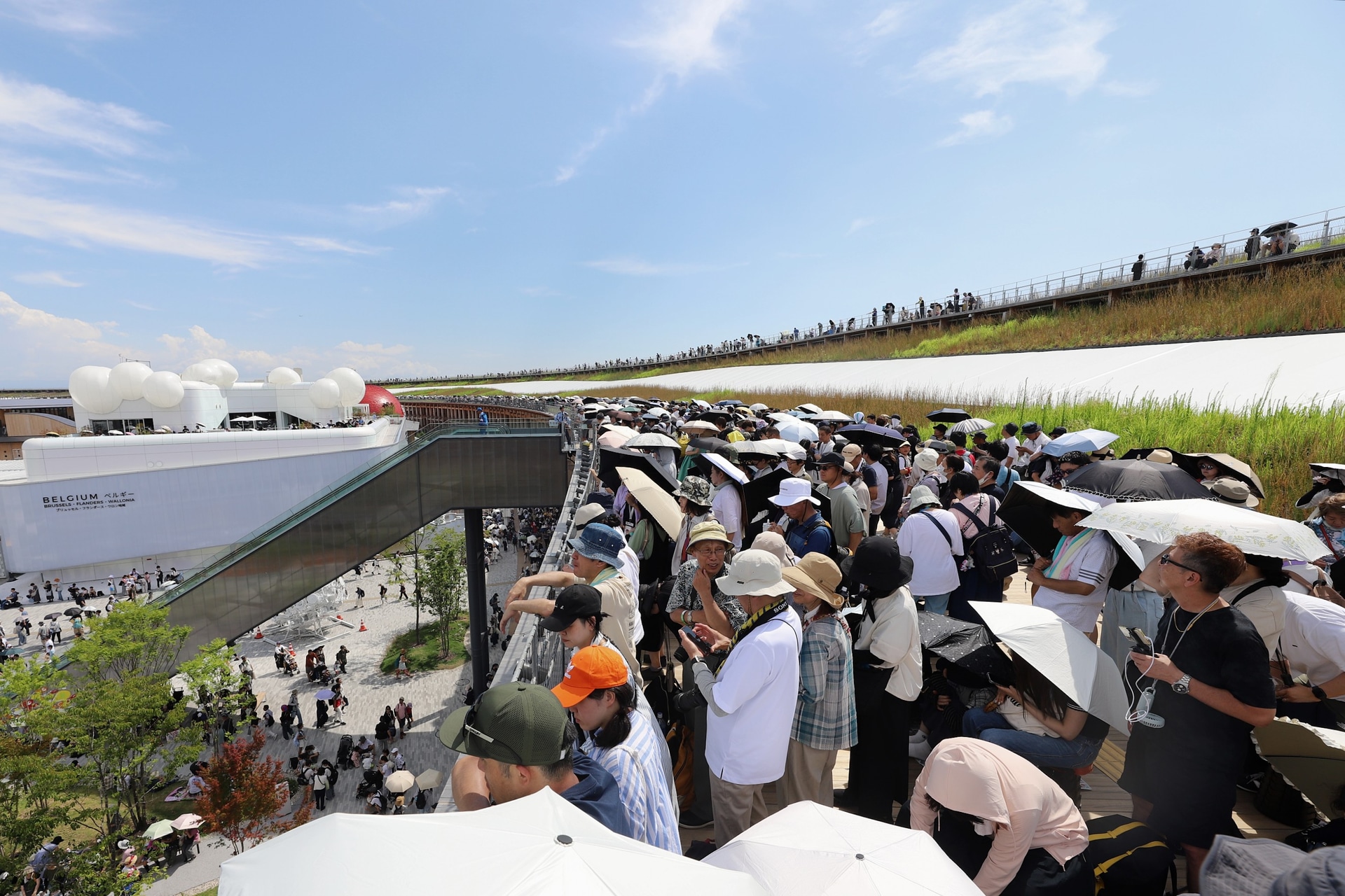 大屋根リングの上は観客で埋めつくされた