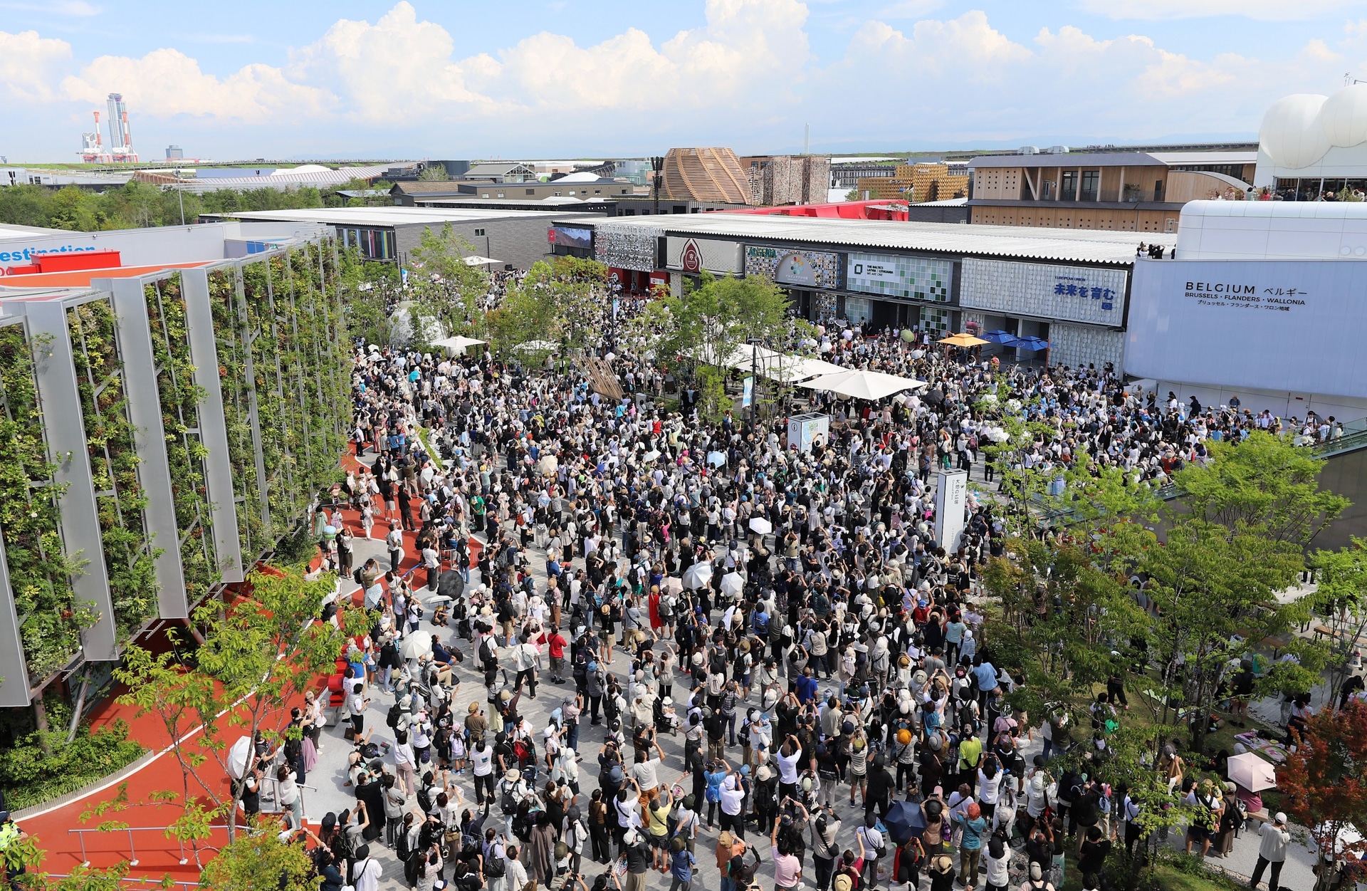 万博会場は上空を見上げる人でいっぱいに