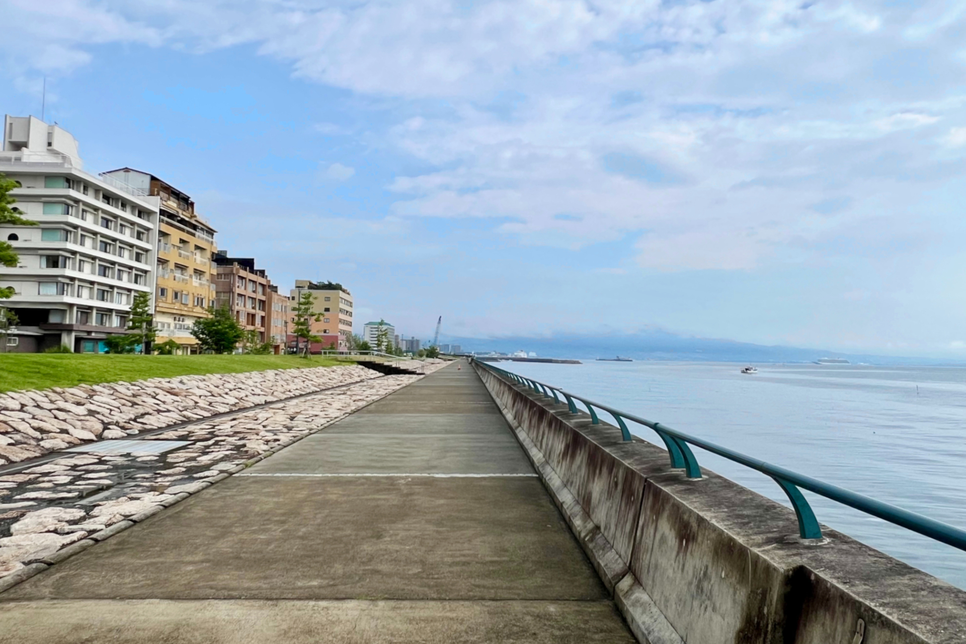 目の前に広がる別府湾。遊歩道も