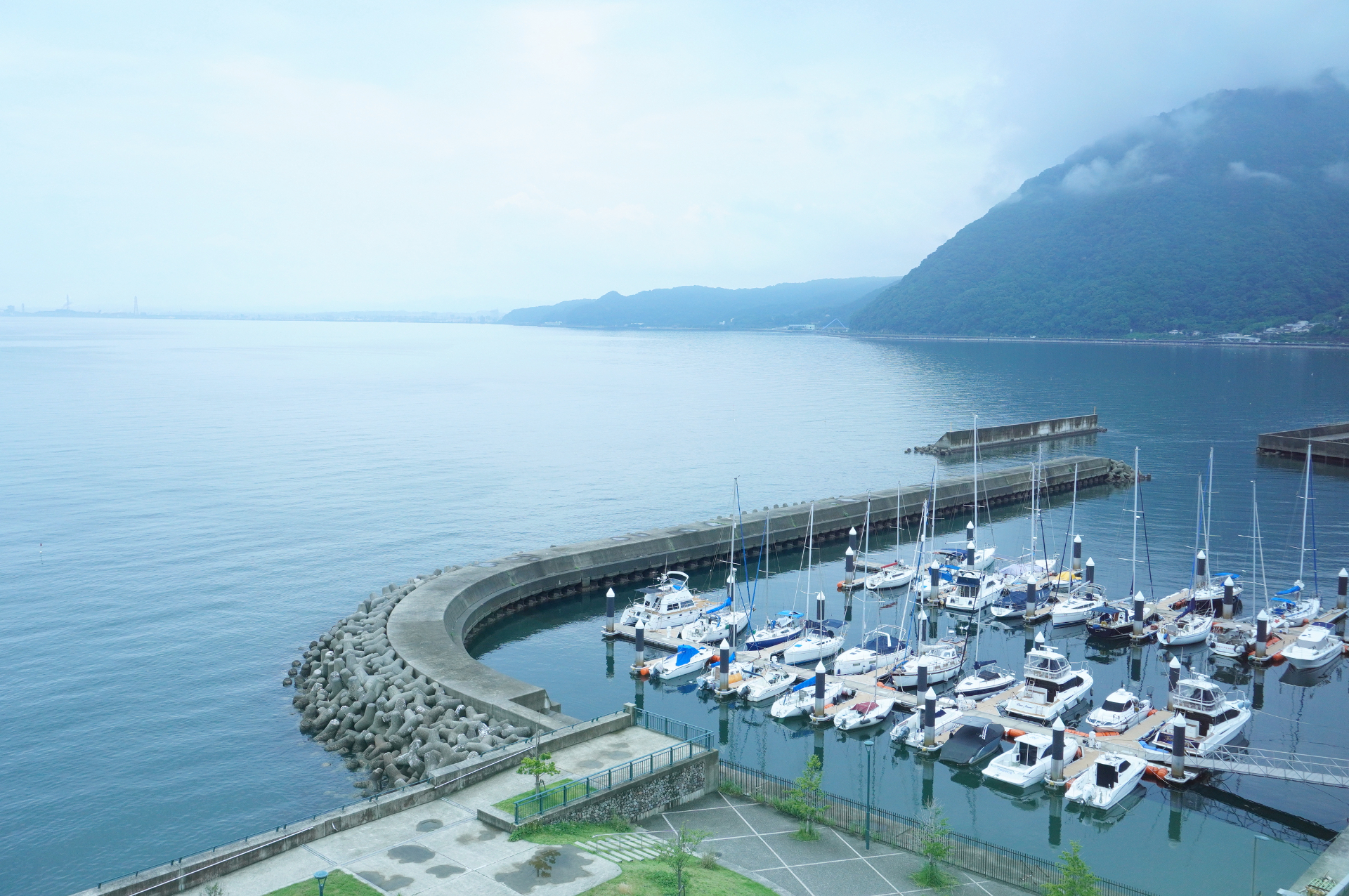 宿の隣にはヨットハーバー