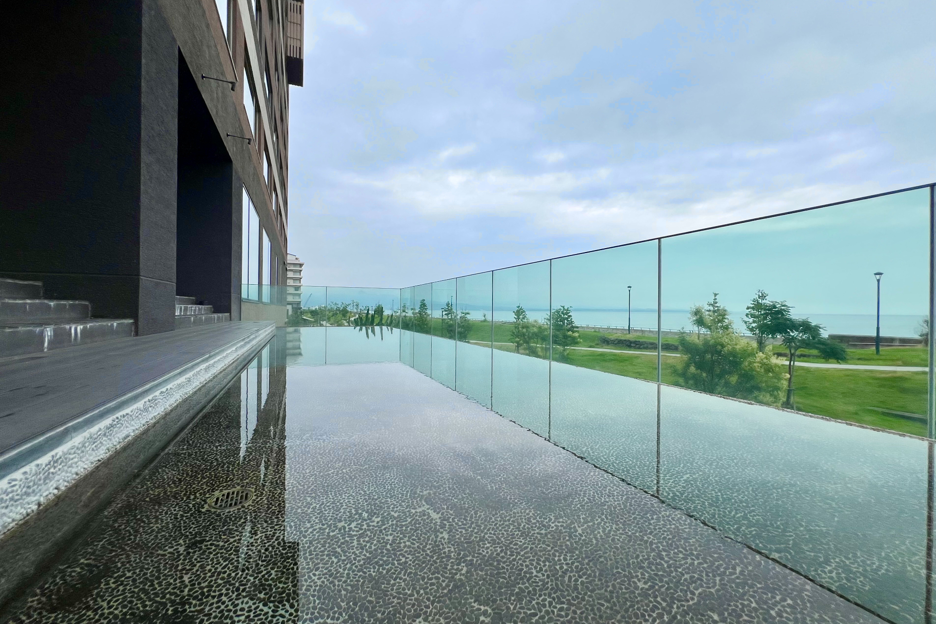 エントラスをくぐると出迎えるのがオーシャンビューのロビーフロア「湯の広場」と足湯テラス