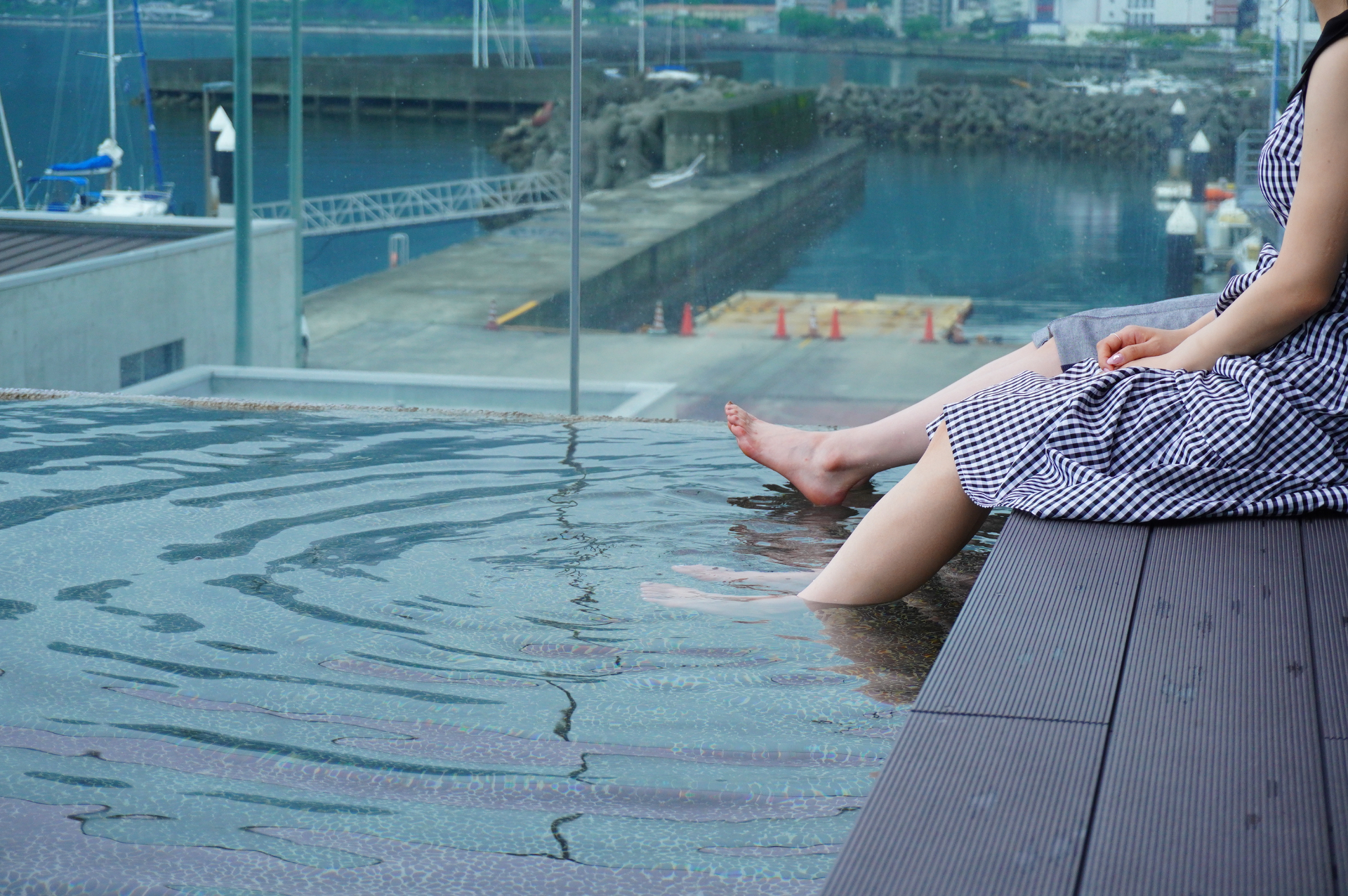 別府温泉の共同浴場をイメージしたという「湯の広場」には足湯のほか、手湯コーナーも