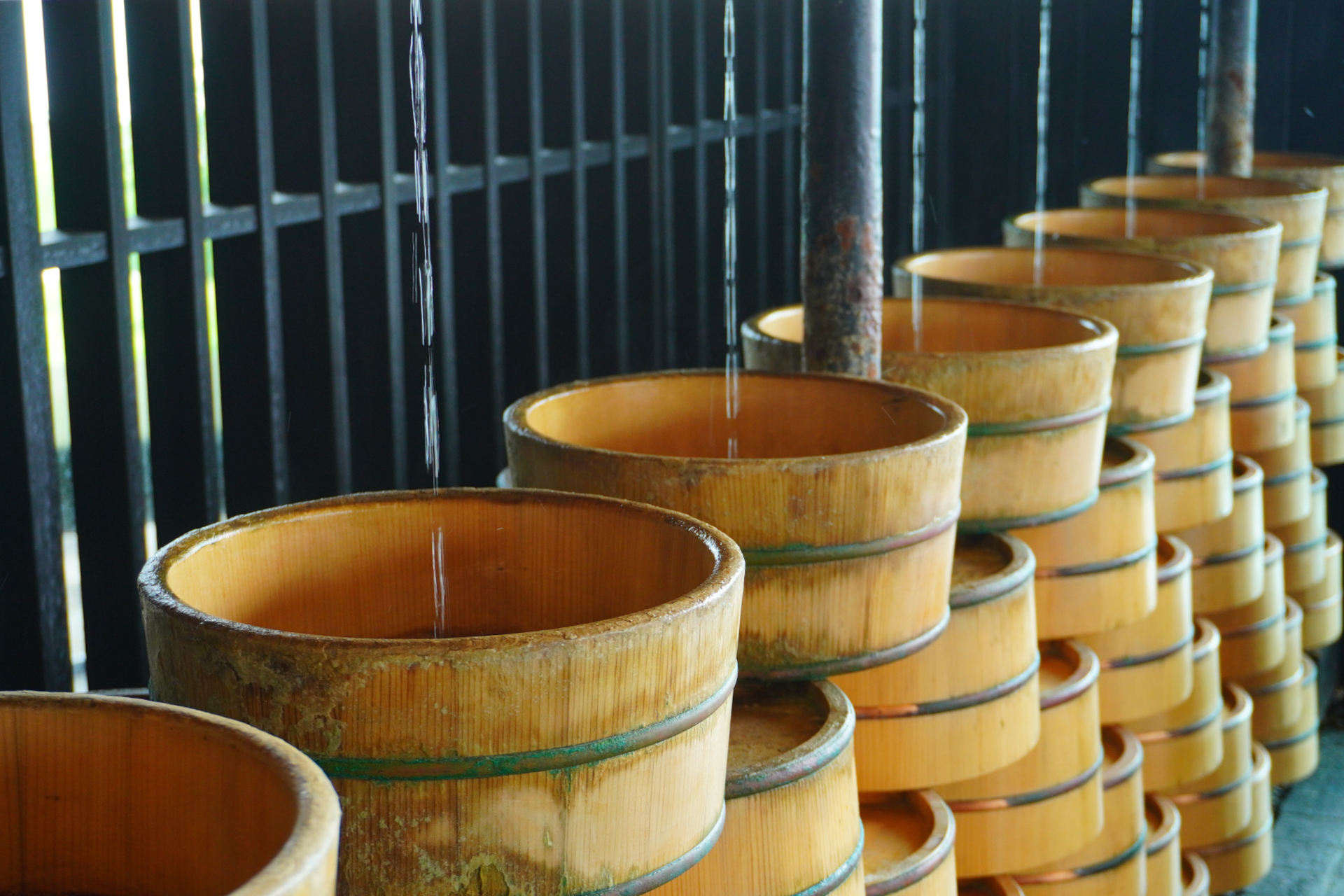 別府温泉の共同浴場をイメージしたという「湯の広場」には足湯のほか、手湯コーナーも