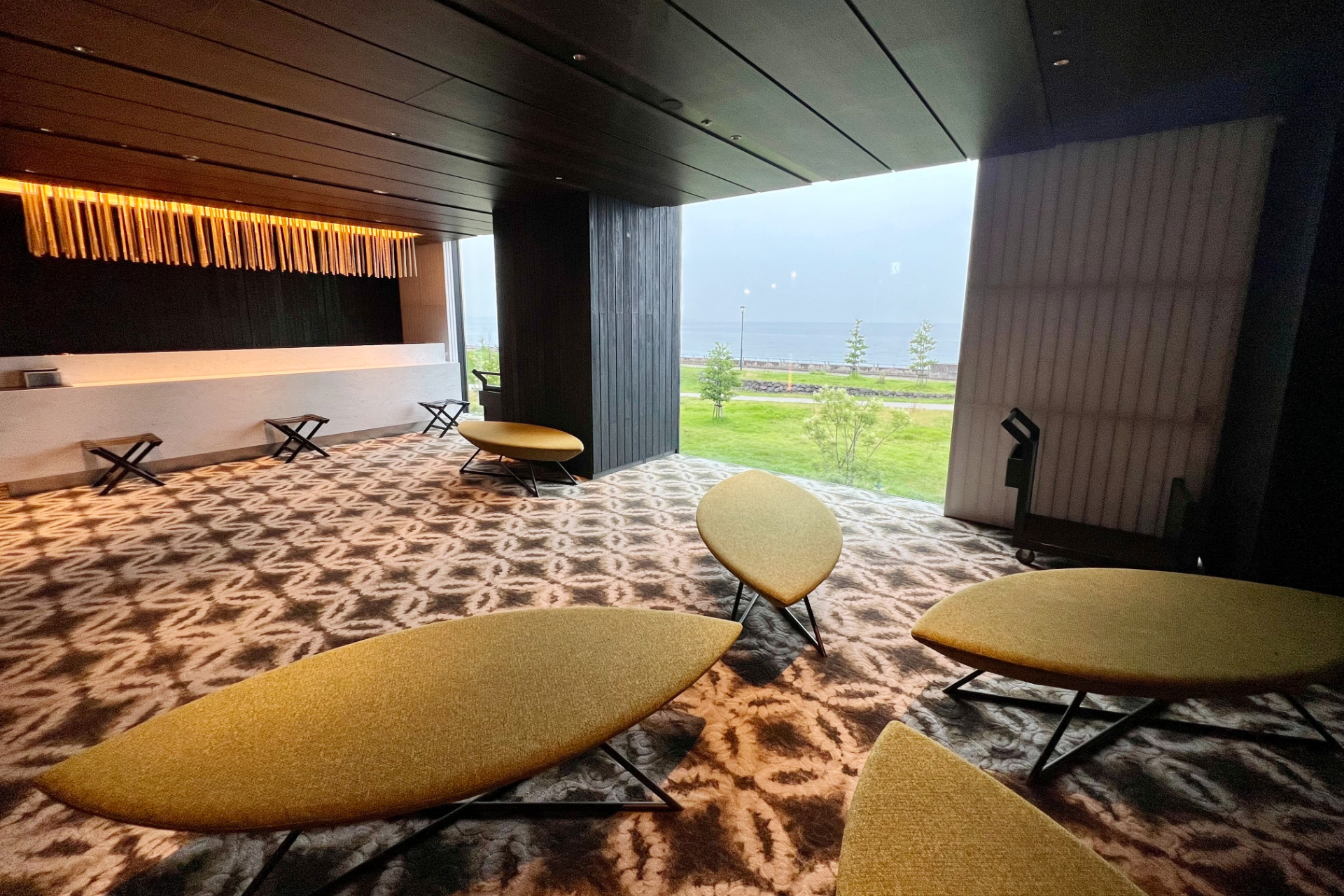 湯の広場の隣にロビーフロント/ラウンジ