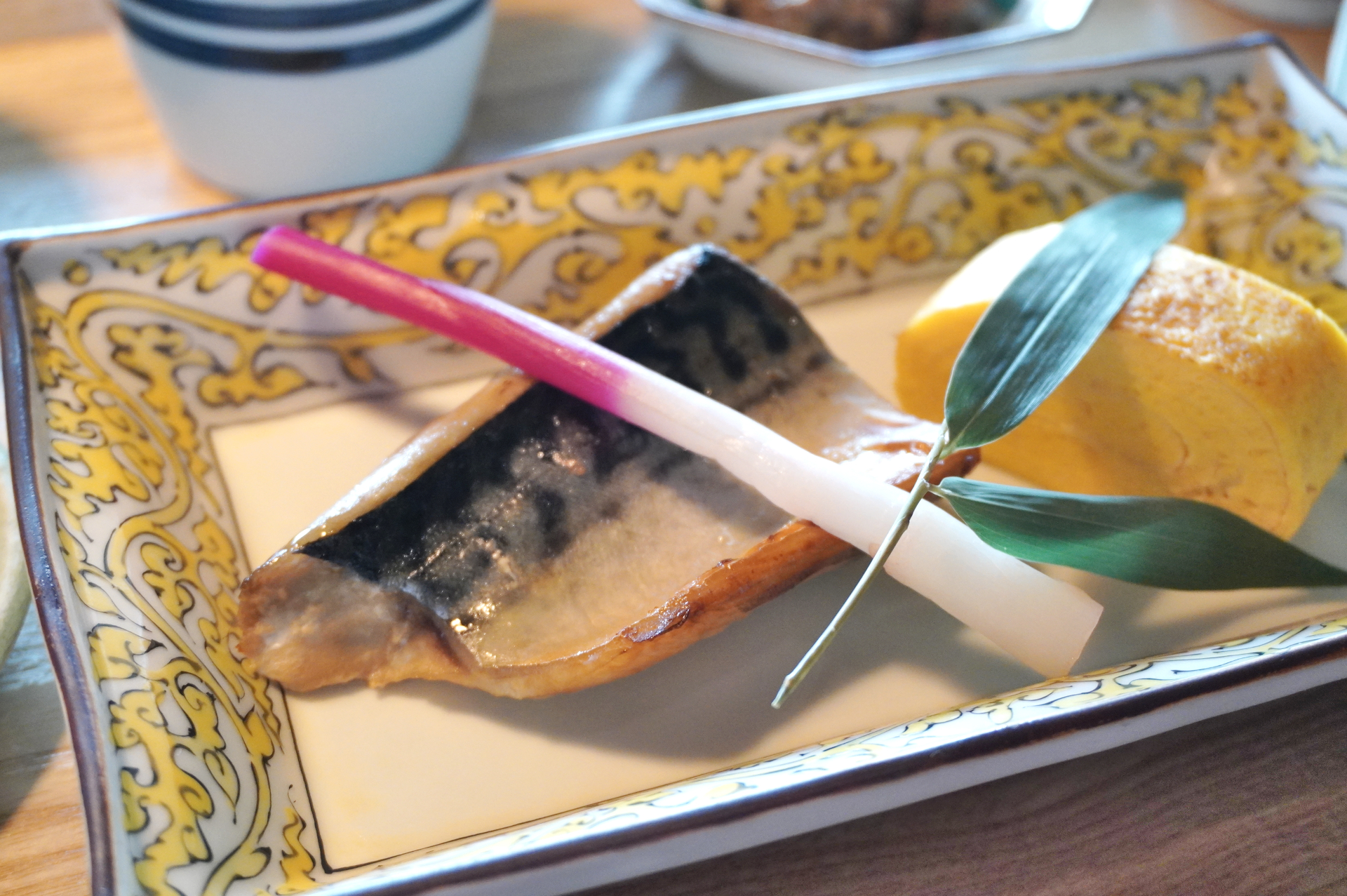 炊きたて大分県産米ヒノヒカリとかぼす醤油の焼き鯖も美味