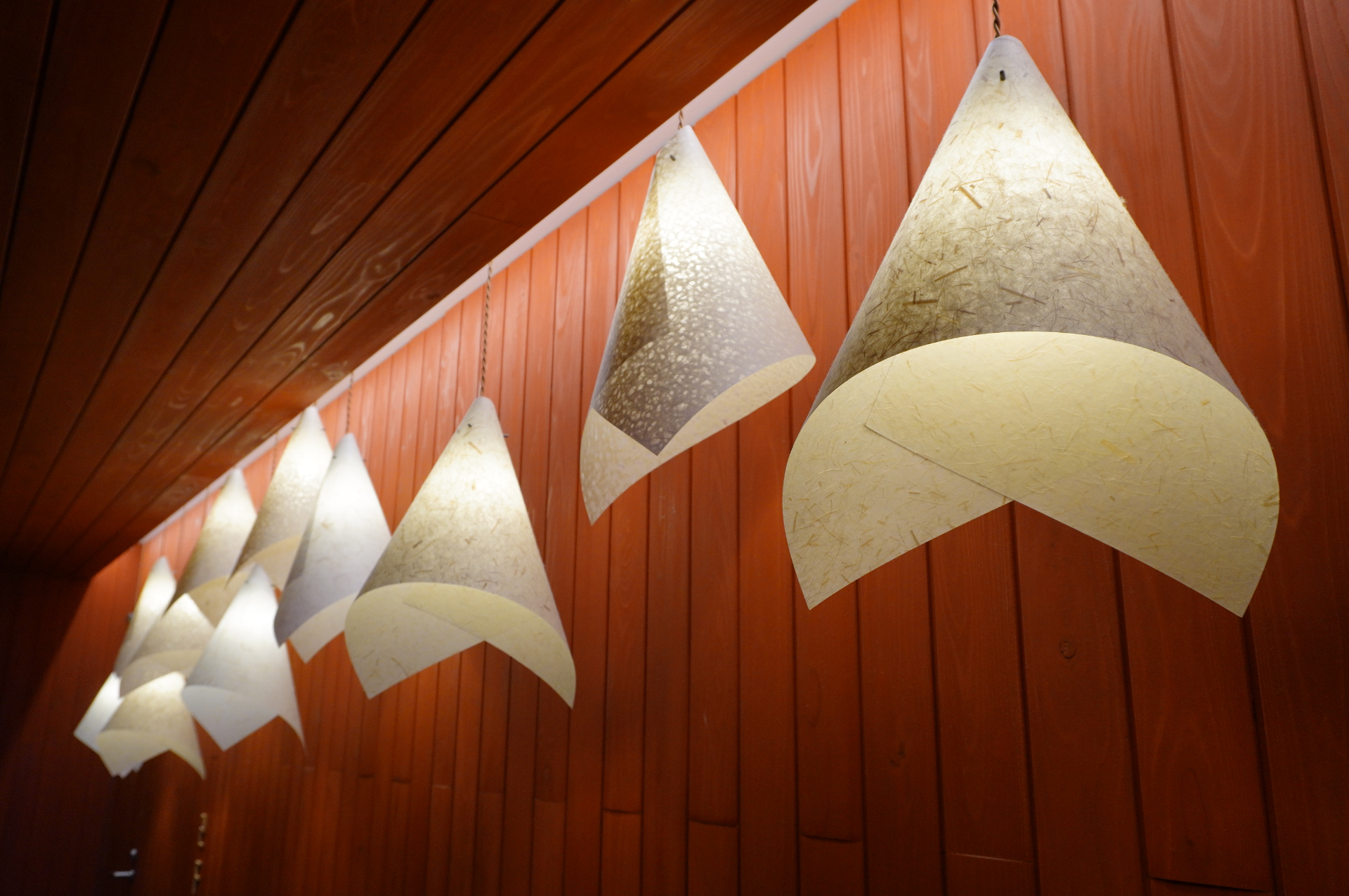 和紙の提灯や竹細工のインテリアなど、至るところに伝統工芸