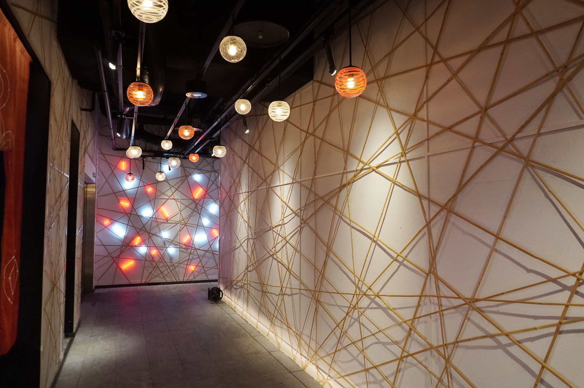 和紙の提灯や竹細工のインテリアなど、至るところに伝統工芸