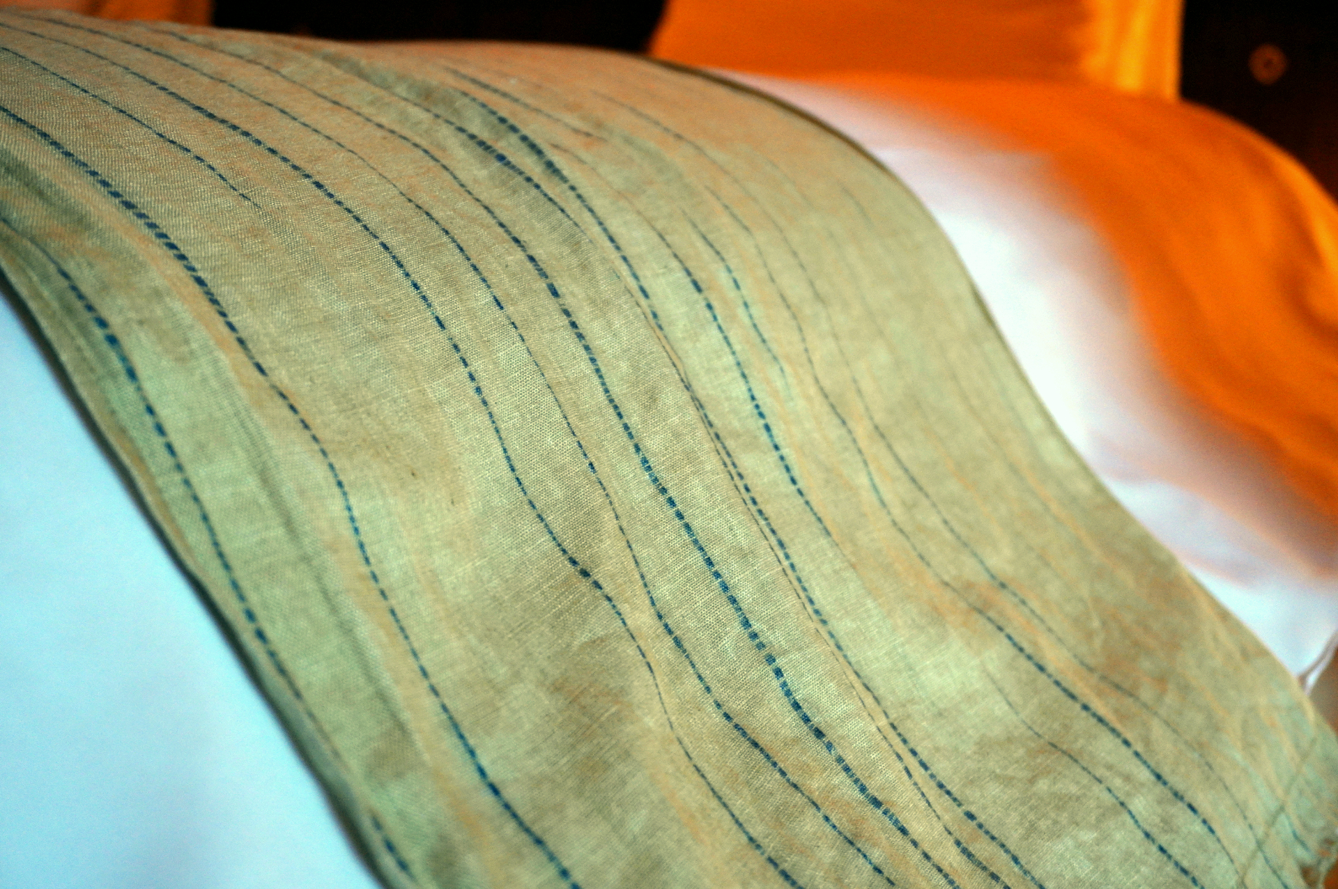 豊後絞りのダウンライトやベッドルームのファブリック、別府竹細工を使った客室ナンバープレートなど