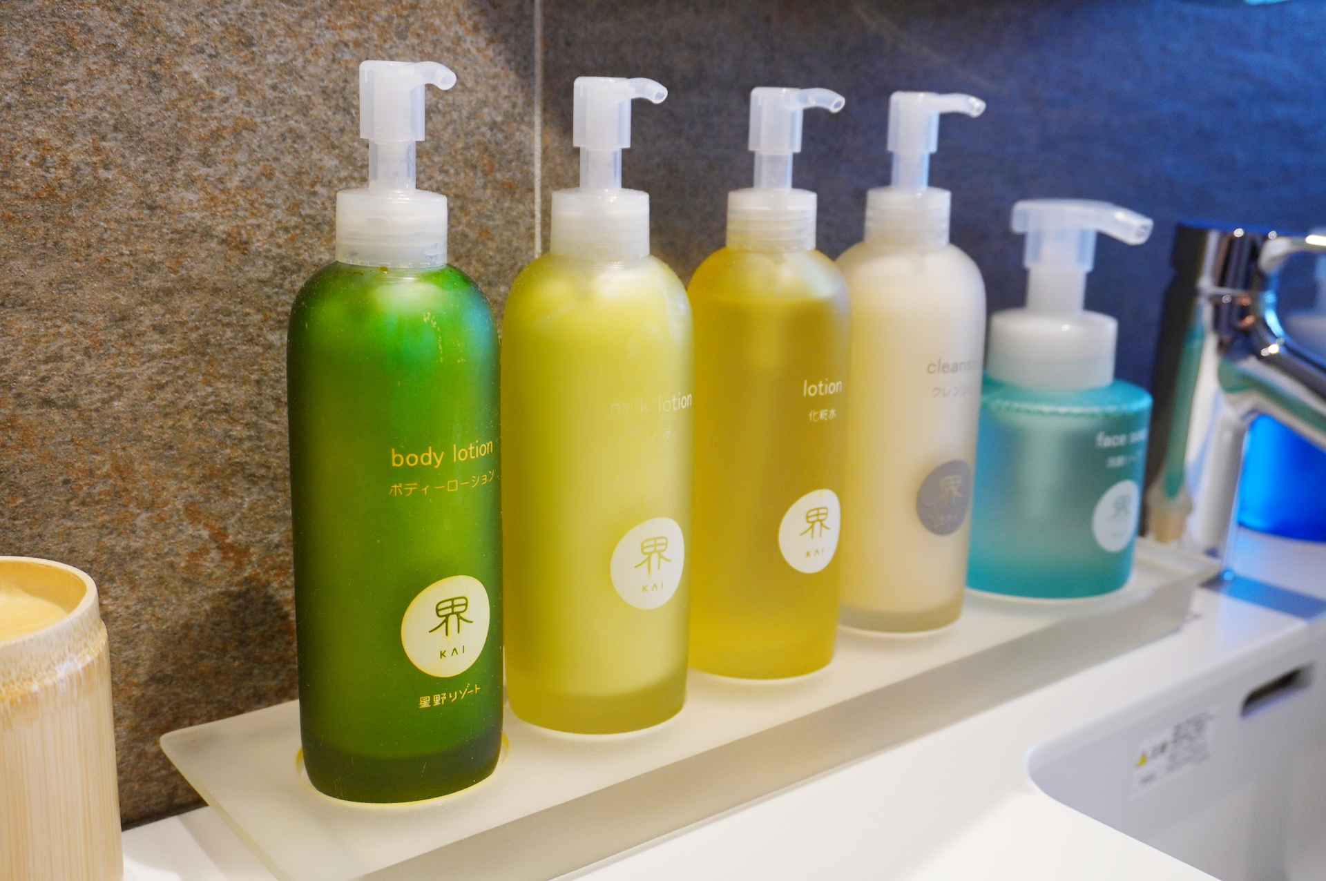 客室アメニティ類が充実。ルームウェアは、館内着としても使えます。風呂敷は巾着結びにして館内用のスパバッグに