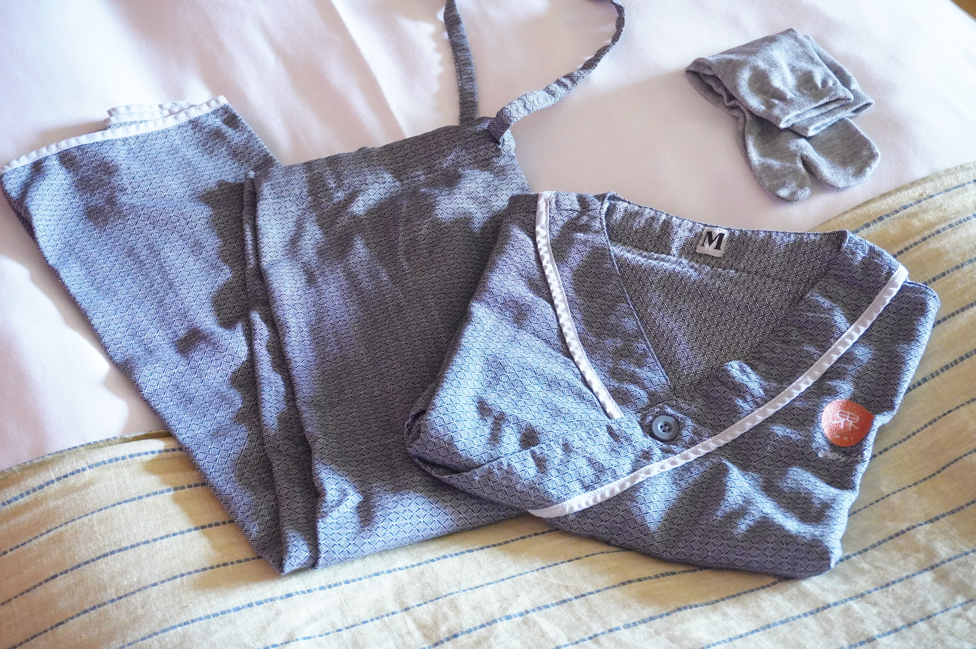 客室アメニティ類が充実。ルームウェアは、館内着としても使えます。風呂敷は巾着結びにして館内用のスパバッグに