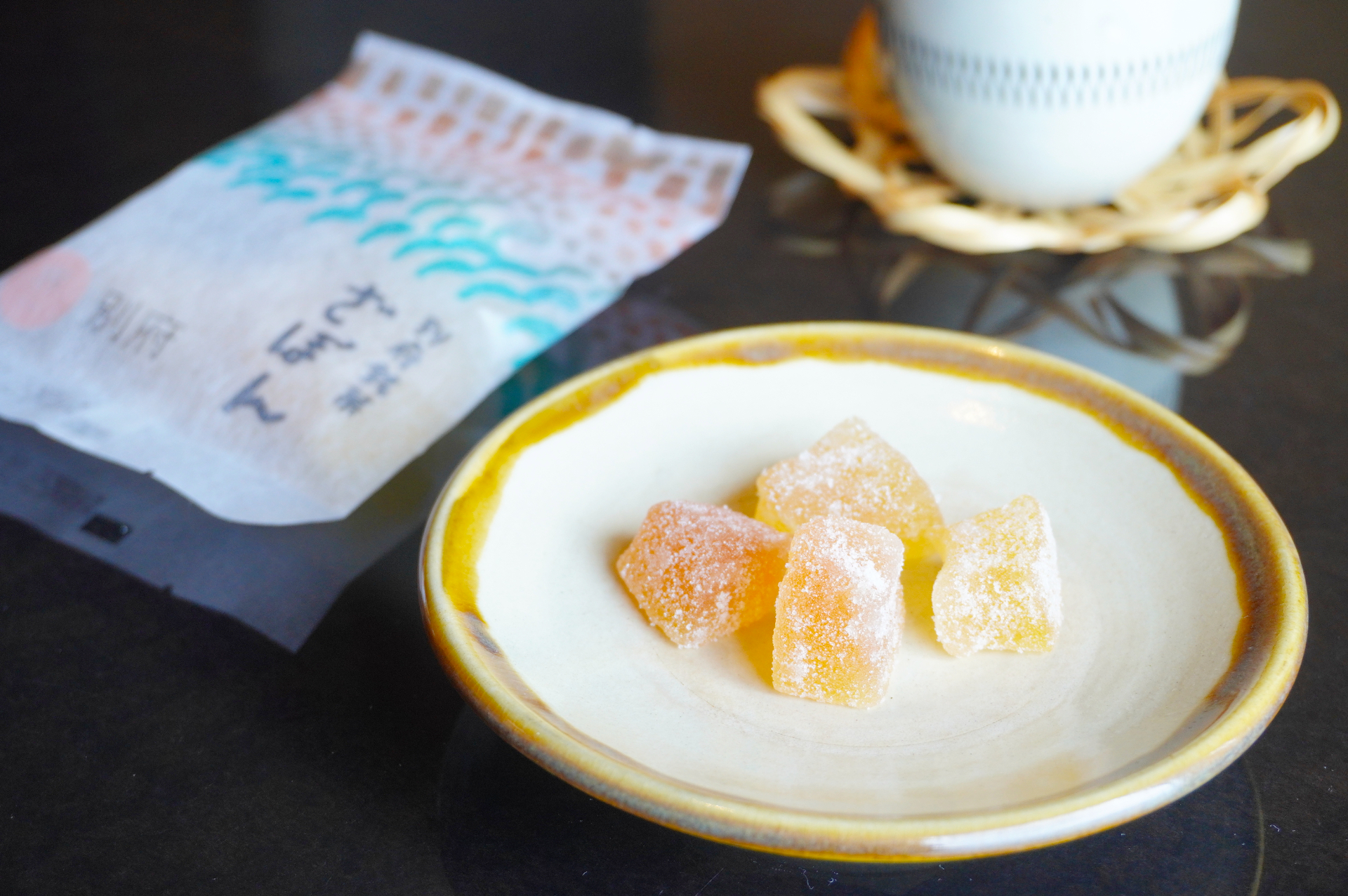お茶菓子は、特産の柑橘「ざぼん」の砂糖漬け。湯のみとコーヒーカップは小鹿田焼