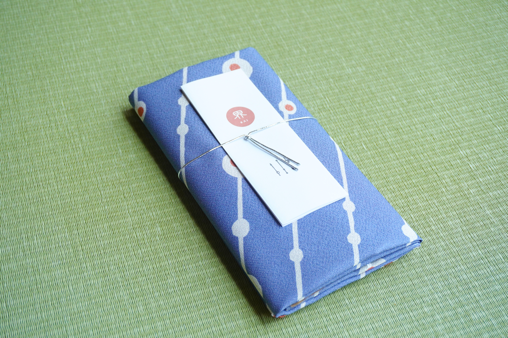 客室アメニティ類が充実。ルームウェアは、館内着としても使えます。風呂敷は巾着結びにして館内用のスパバッグに