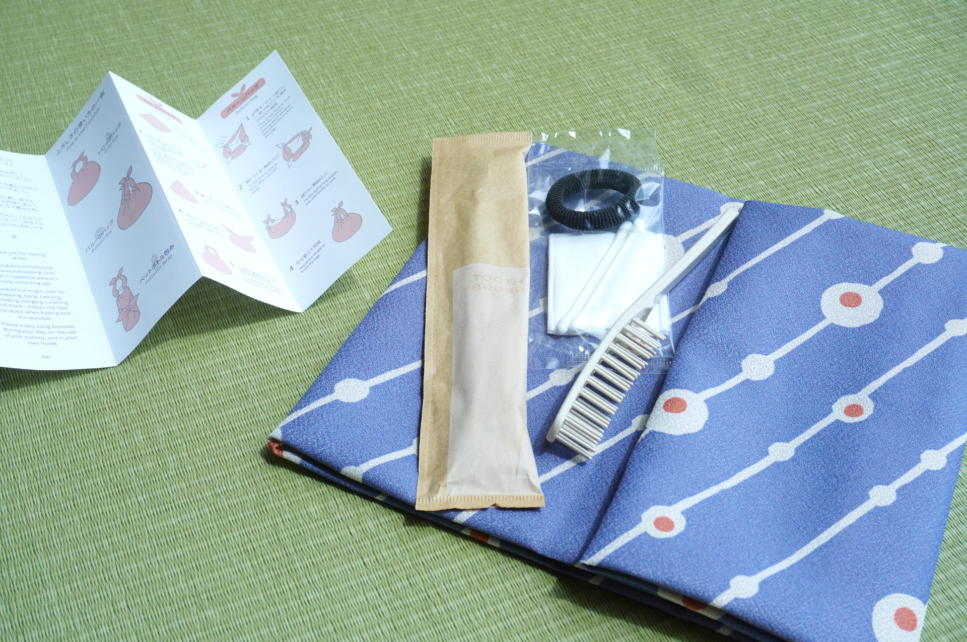 客室アメニティ類が充実。ルームウェアは、館内着としても使えます。風呂敷は巾着結びにして館内用のスパバッグに