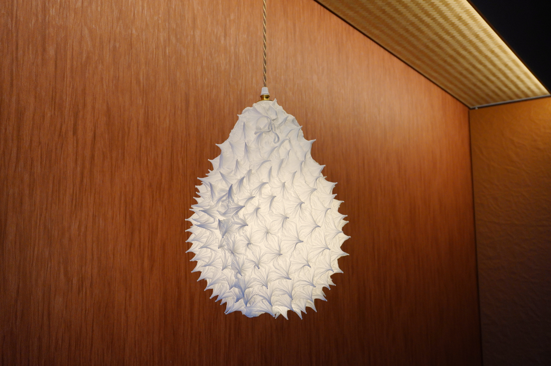 豊後絞りのダウンライトやベッドルームのファブリック、別府竹細工を使った客室ナンバープレートなど