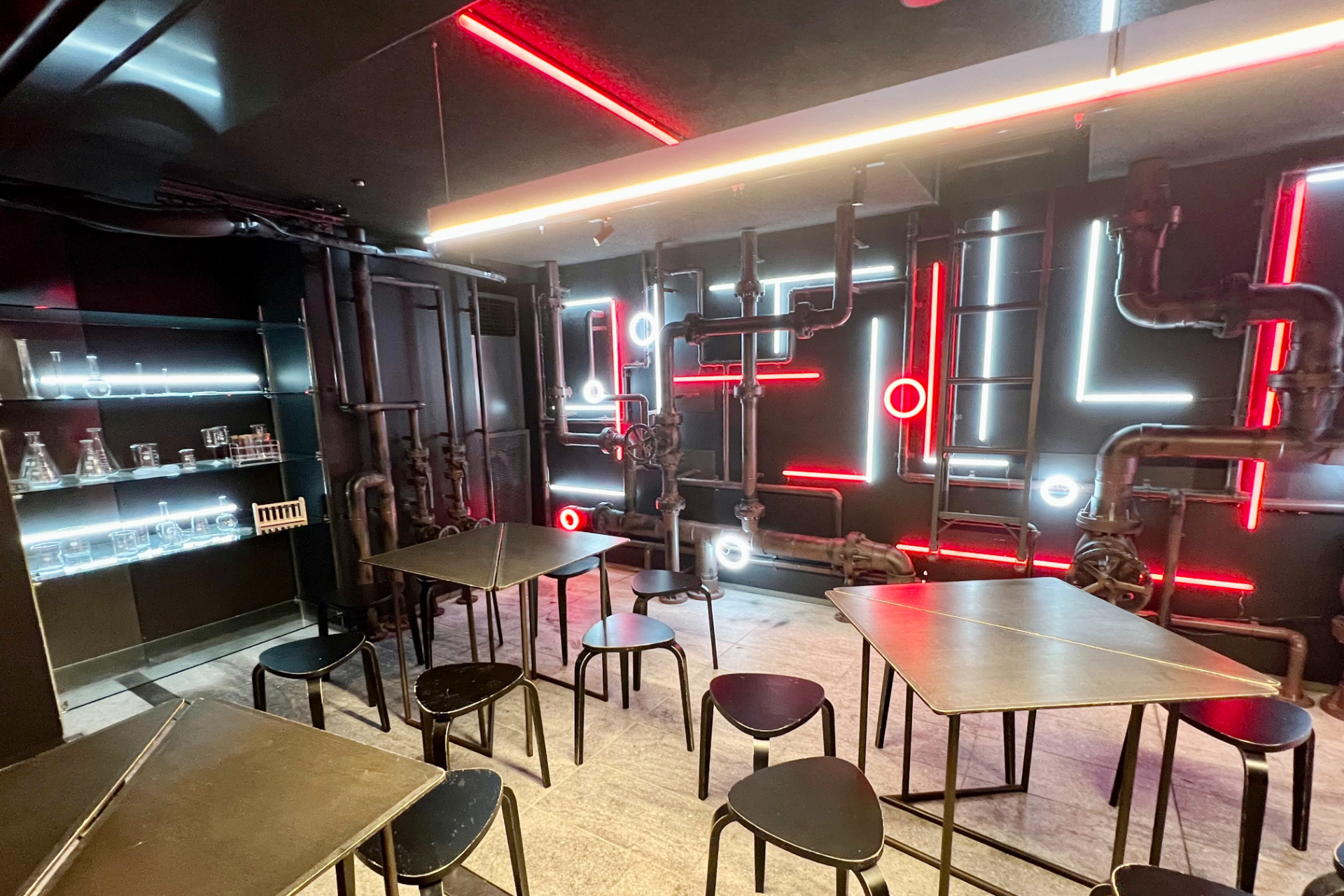 温泉旅館のなかに突如現われる「ラボ」