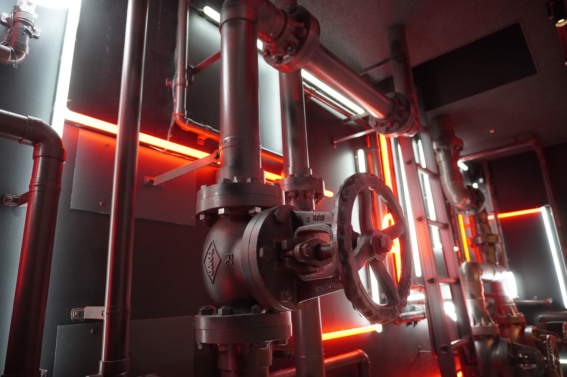 温泉管をイメージしたパイプに、理科の実験器具がズラリ