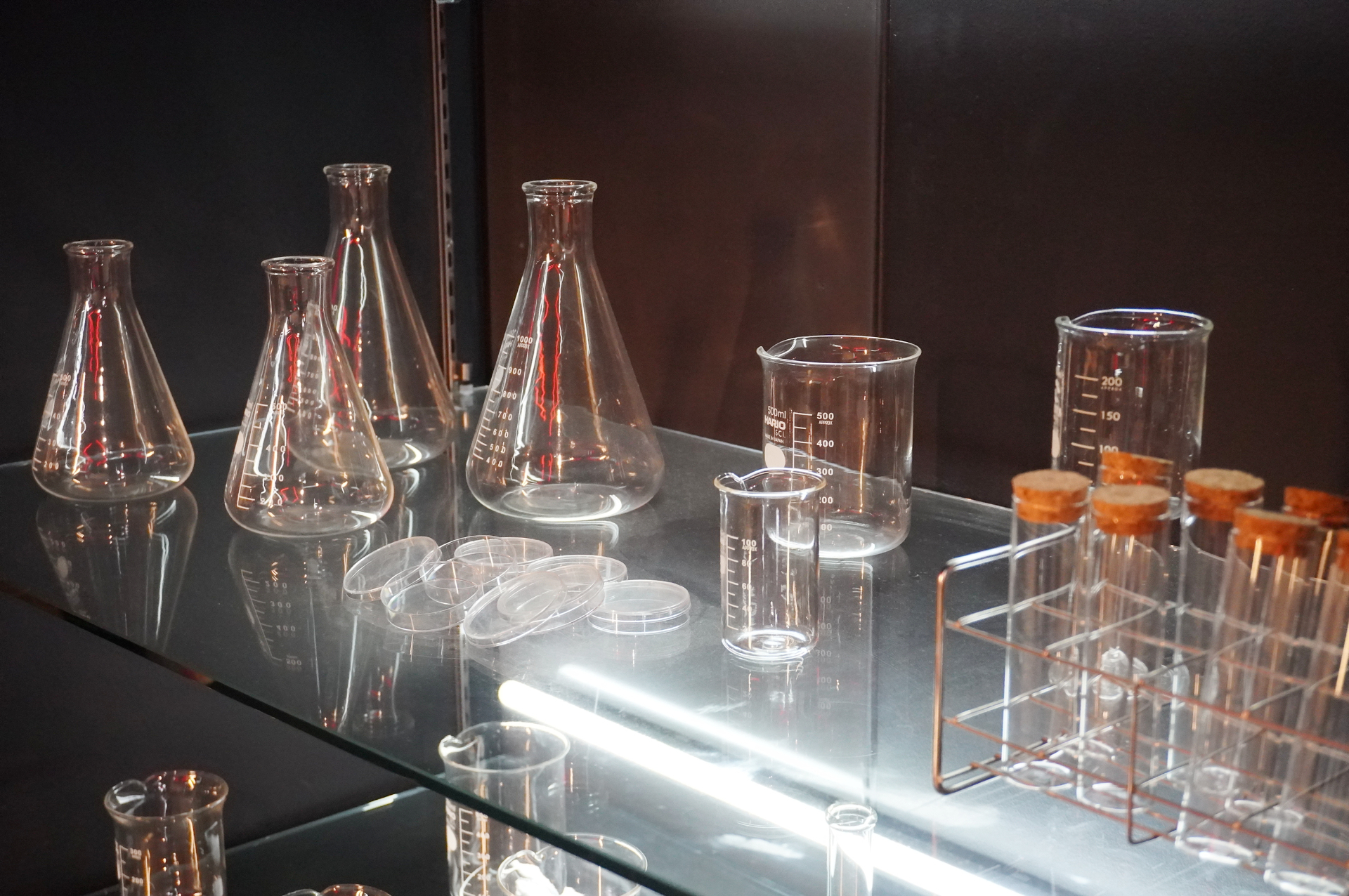 温泉管をイメージしたパイプに、理科の実験器具がズラリ