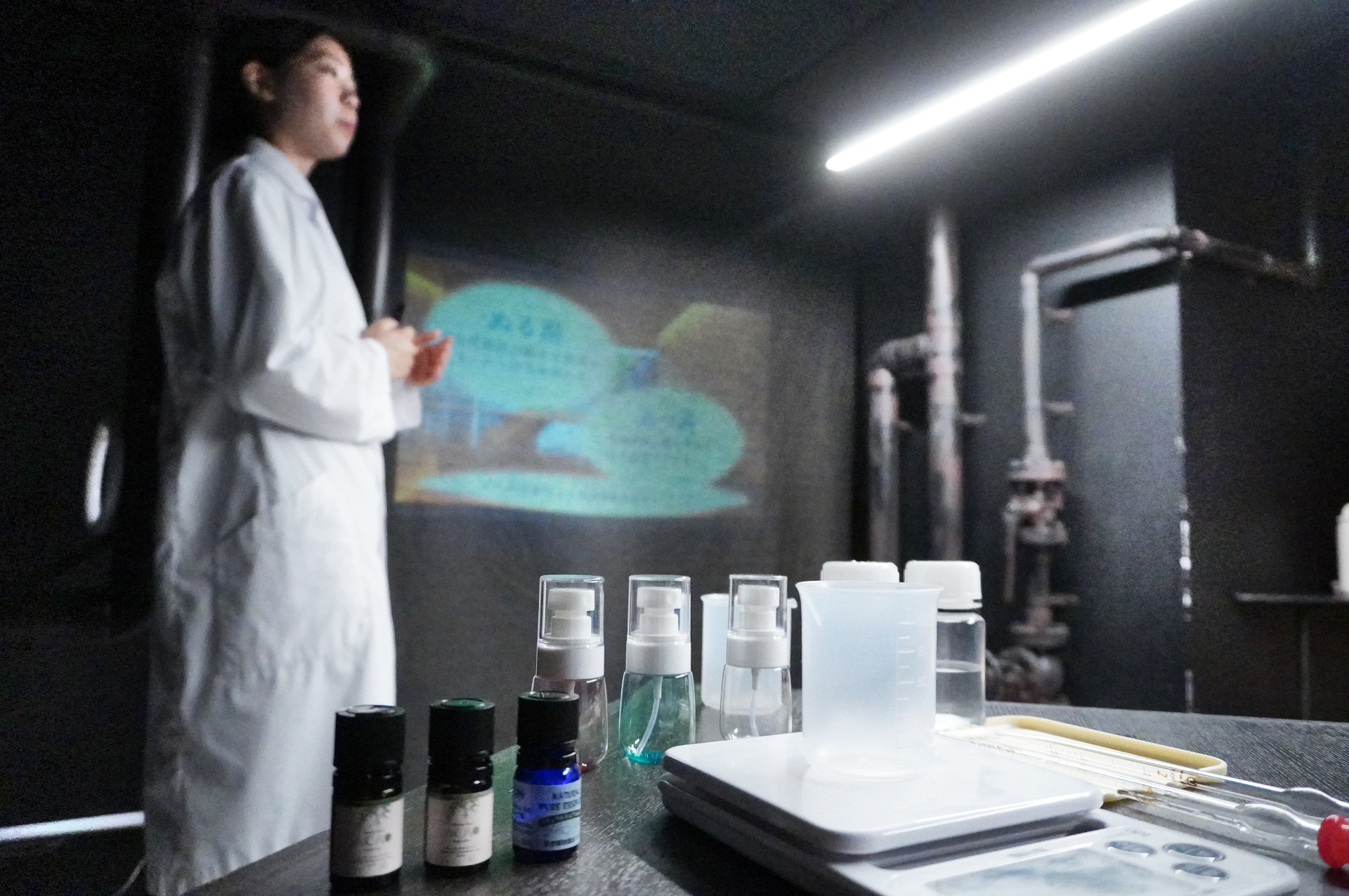 別府温泉の泉質についてミニ講義を受けながら、オリジナル保湿ミストを作ります