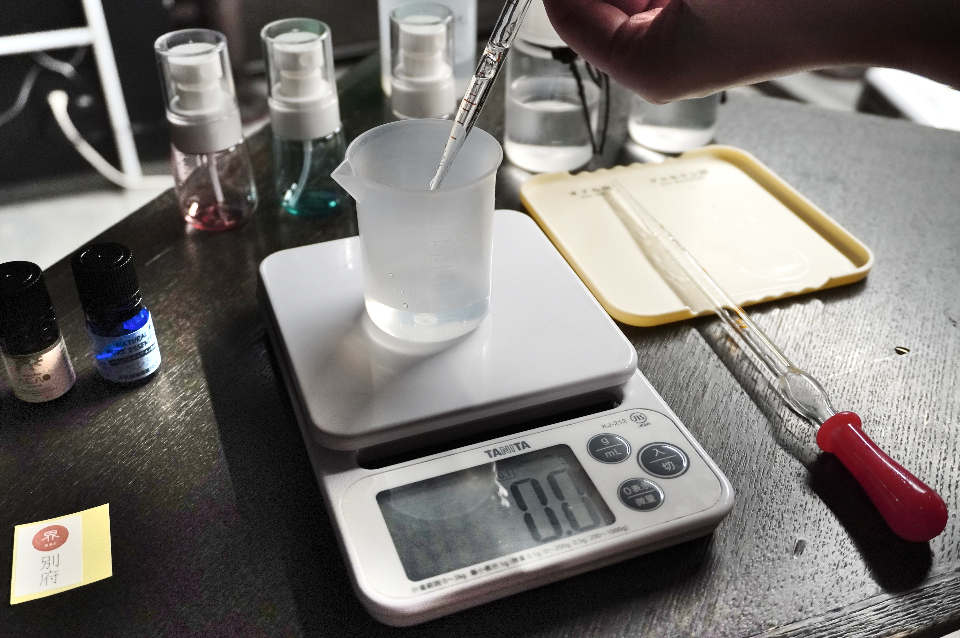 別府温泉の泉質についてミニ講義を受けながら、オリジナル保湿ミストを作ります