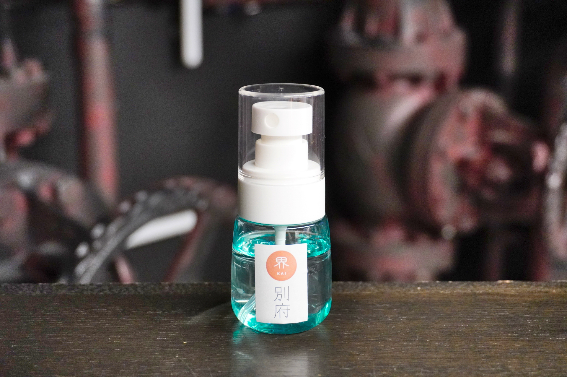 温泉水やグリセリン、アロマを0.01mL単位で調合して完成。全国の温泉巡りが楽しくなる「お湯印帳」もゲット