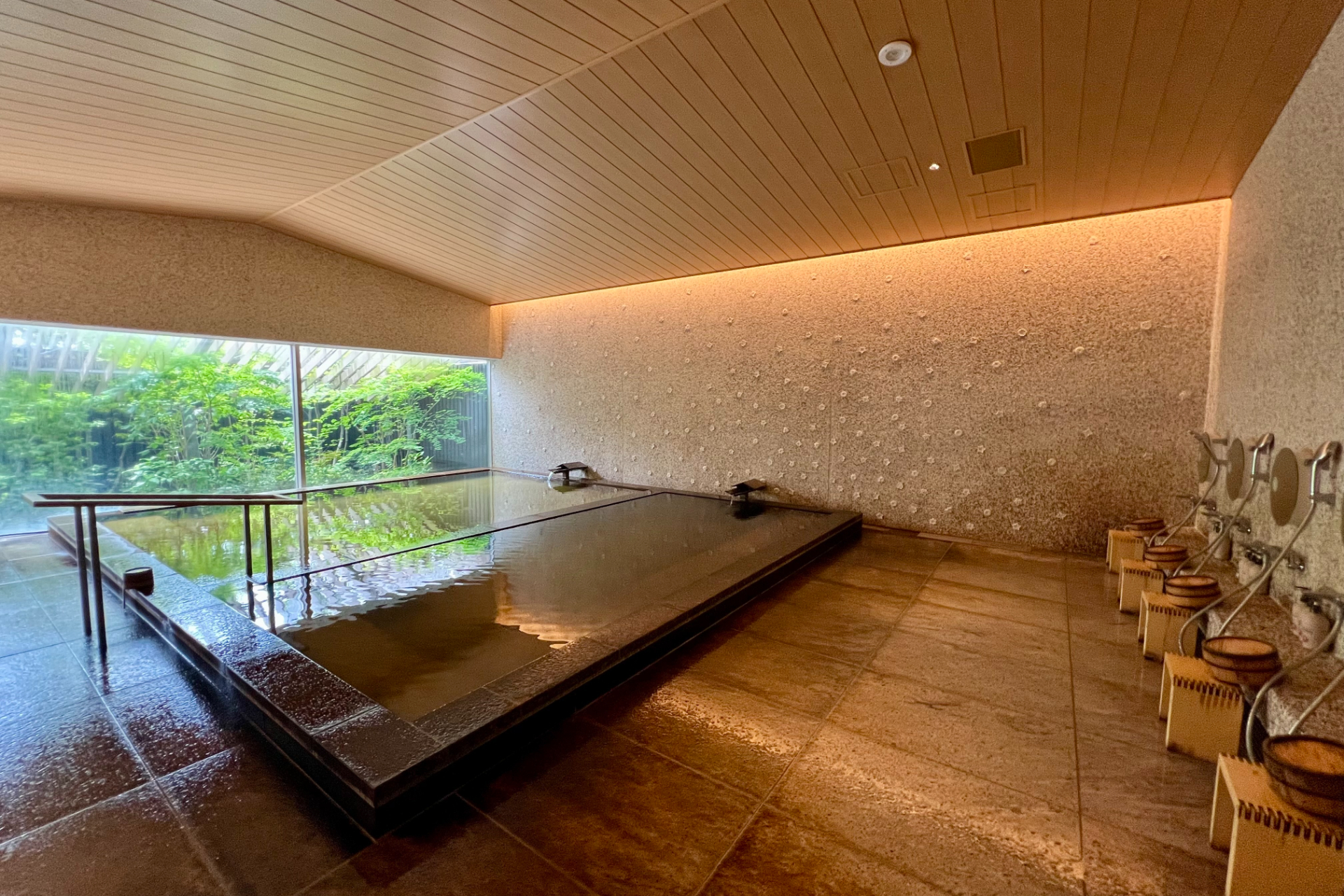 大浴場の内湯は天井の高い白壁が特徴