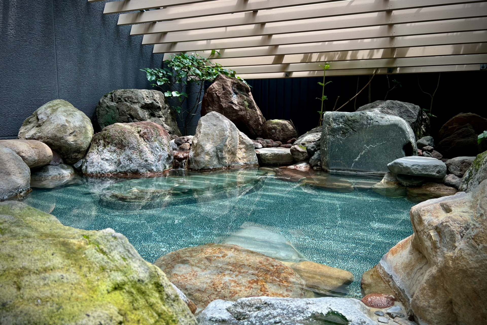 露天風呂は別府石を使用した野趣味あふれる造り