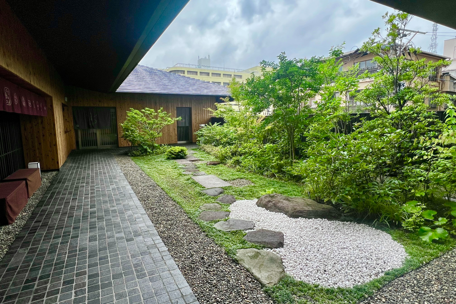 大浴場に隣接する湯上がり処と庭園