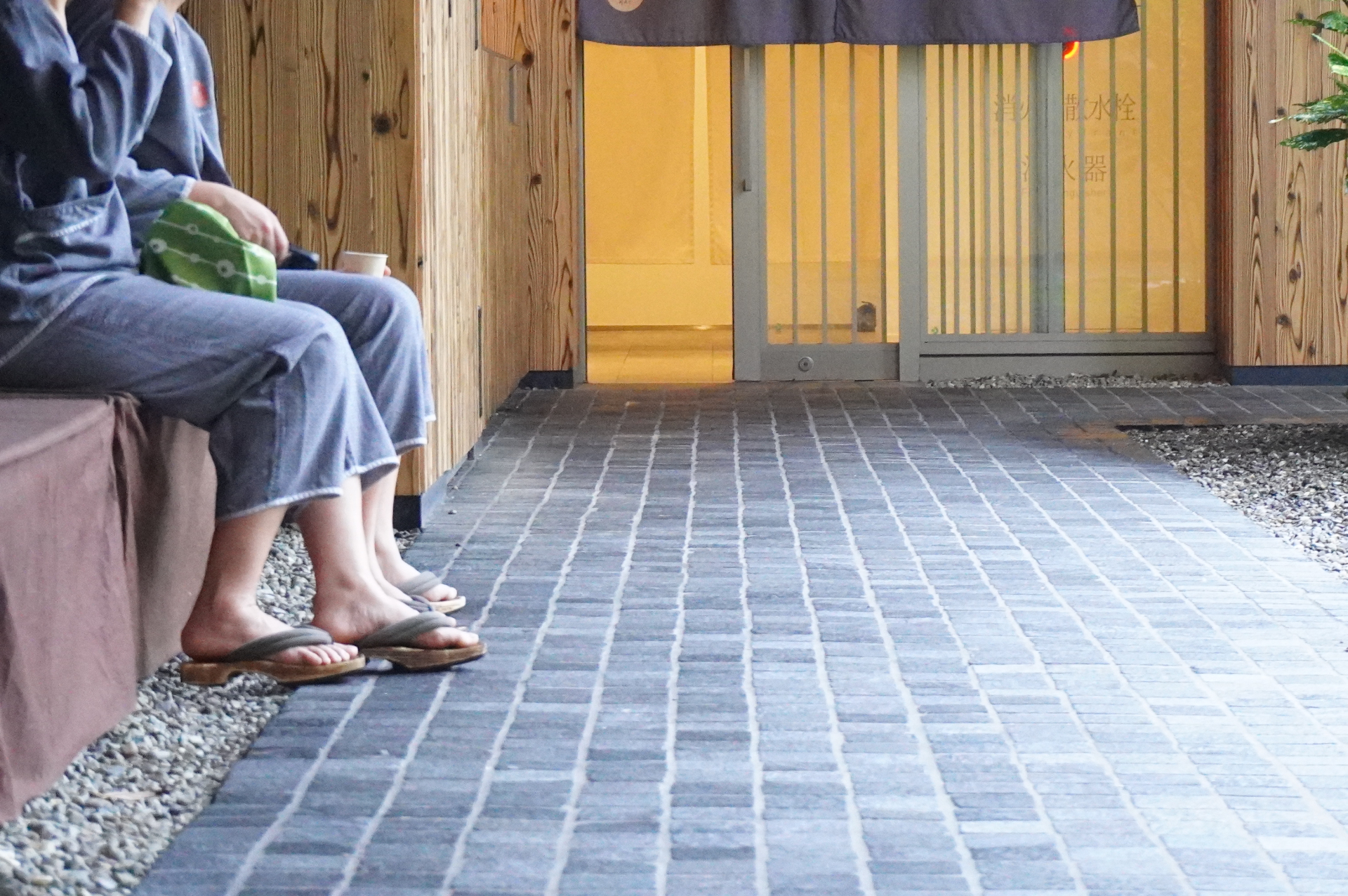 冷たいゆずほうじ茶やアイスキャンディーをいただきながら休憩できます