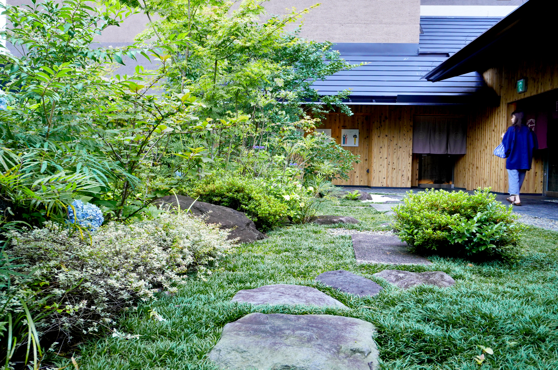 冷たいゆずほうじ茶やアイスキャンディーをいただきながら休憩できます