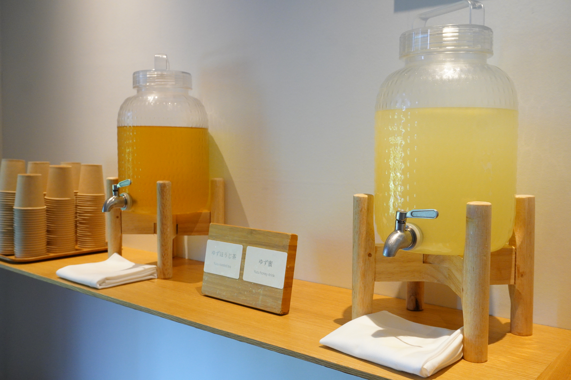 冷たいゆずほうじ茶やアイスキャンディーをいただきながら休憩できます