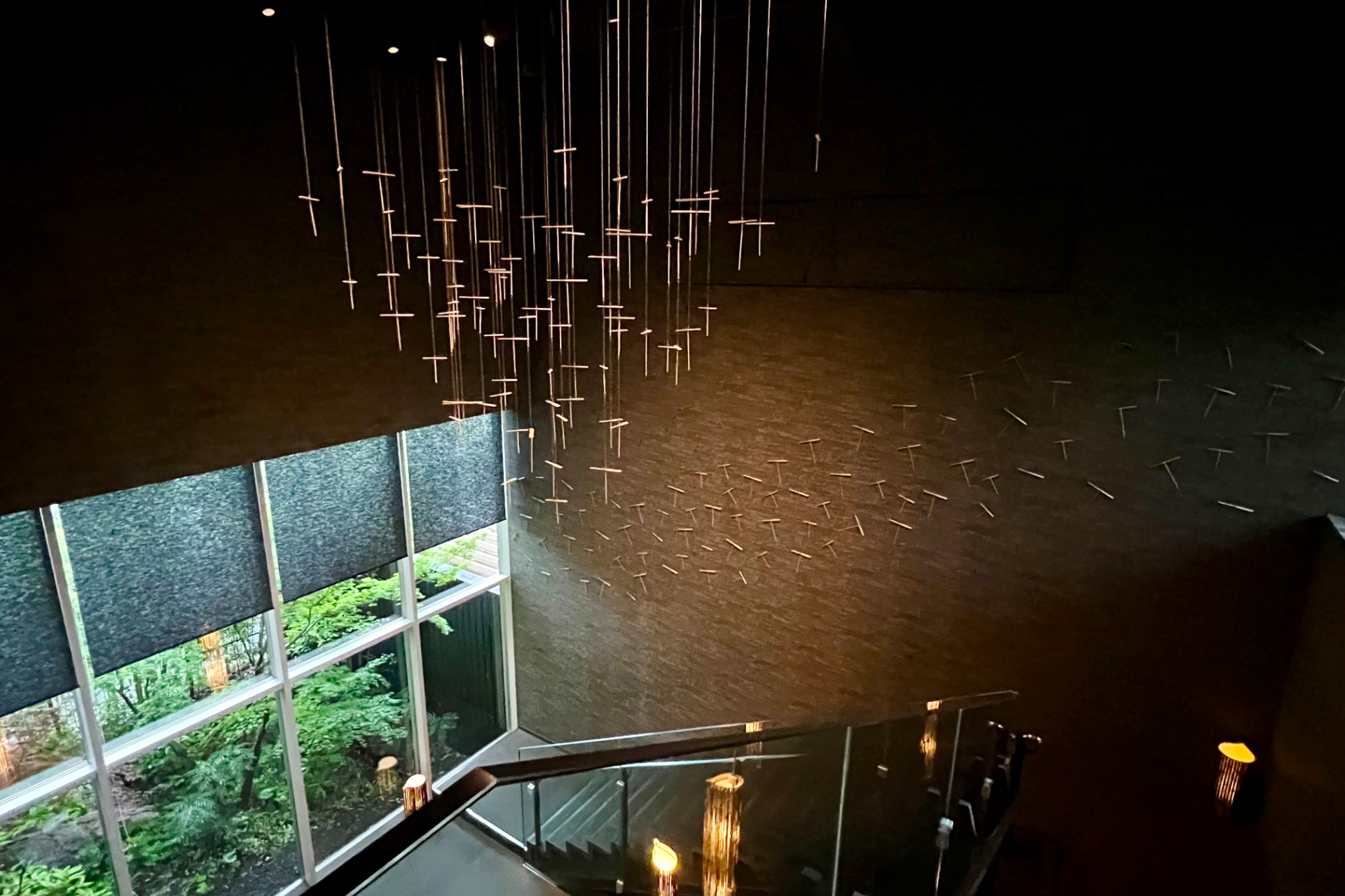 食事処のエントラス。80個の竹とんぼを吊るしたインテリアにも注目を