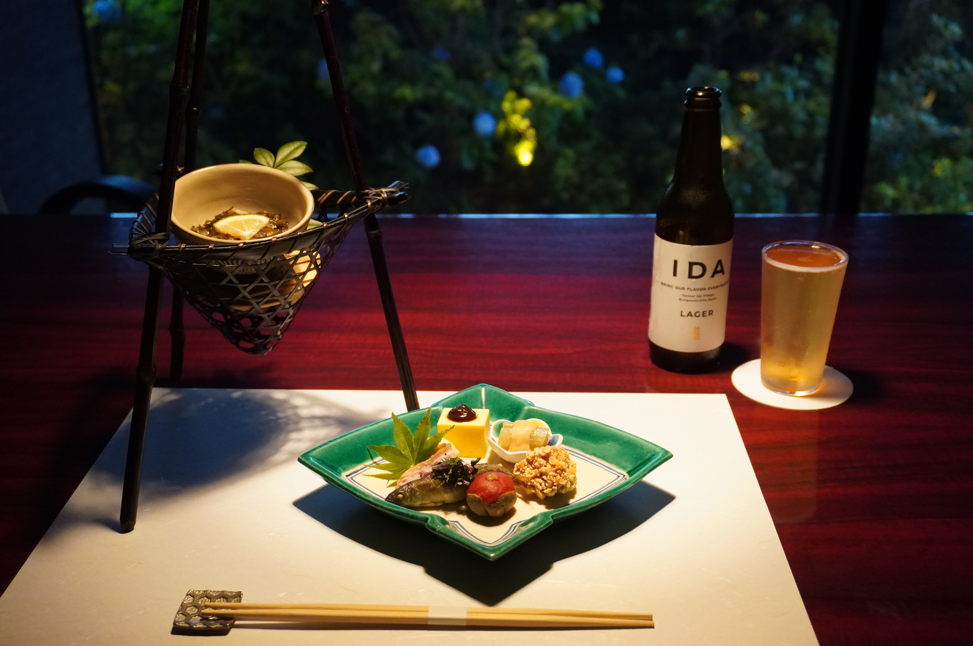 コースは先八寸からスタート。この日は、河豚皮とくろめと椎茸の和え物、南京豆腐赤味噌だれ、合鴨ロース、蕗の胡麻酢かけ、パプリカの茶巾包み、クリームチーズ有馬味噌、稚鮎、九十おかき揚げ