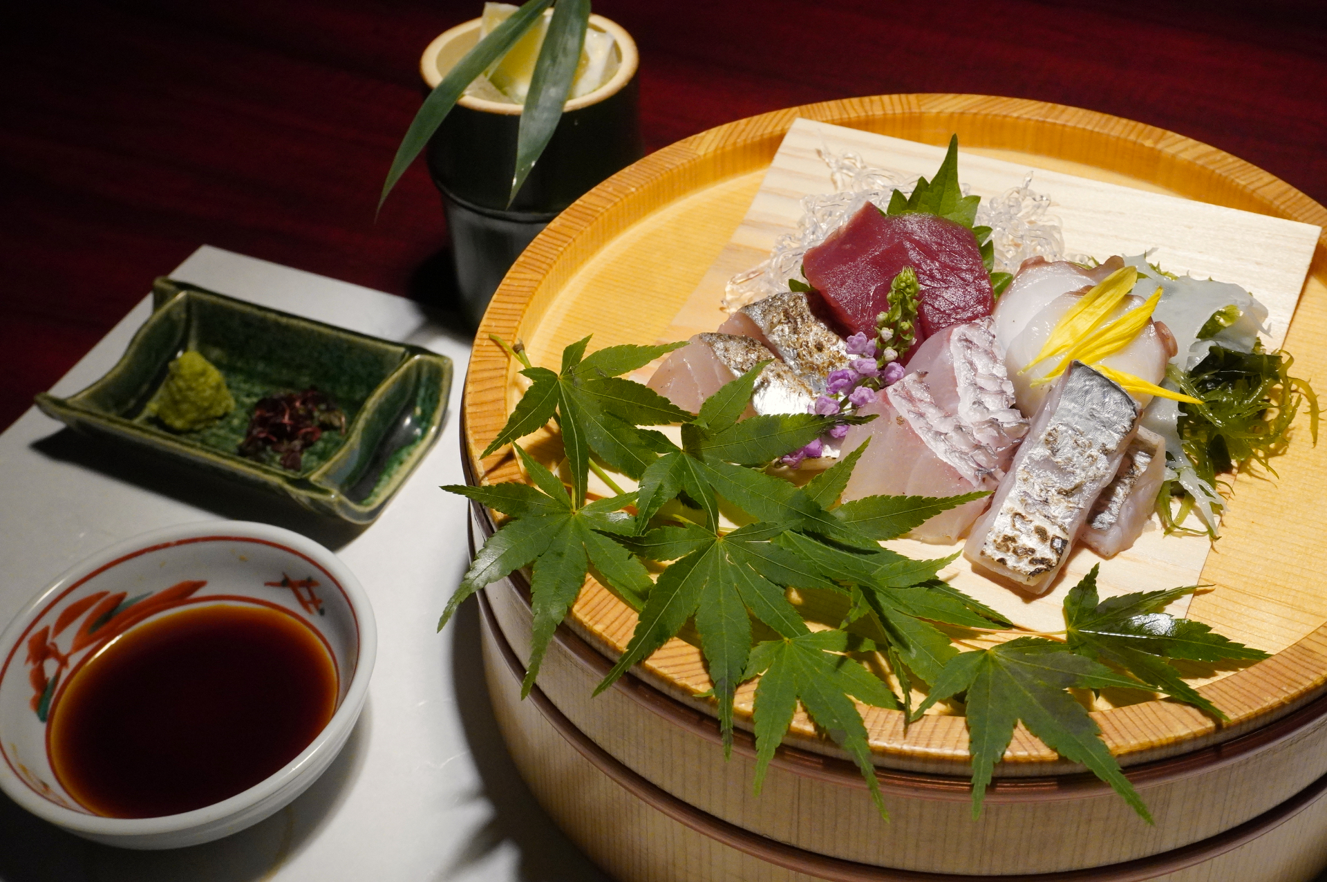お造りは大分県産本マグロ、別府湾で獲れたマダコ、タチウオ、マダイ、サワラを甘口醤油とかぼすで